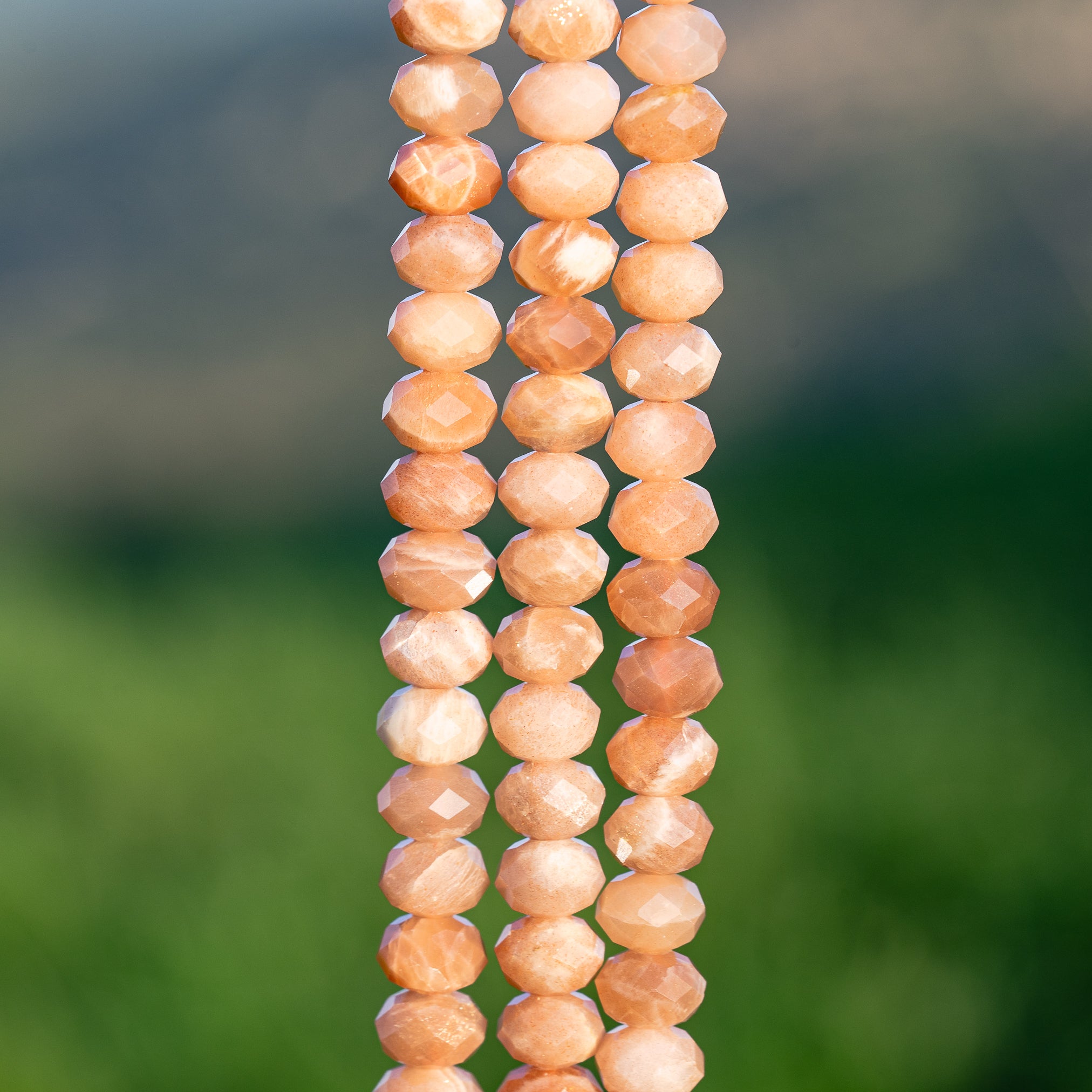 Perles rondelles facettes de Pierre de lune rose solaire de env 8 x 5,5  mm ( 1/2 rang de env 33/34 perles )