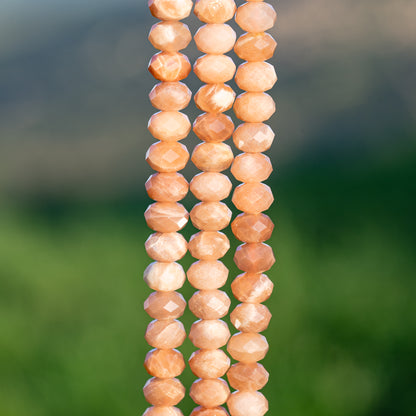 Perles rondelles facettes de Pierre de lune rose solaire de env 8 x 5,5  mm ( 1/2 rang de env 33/34 perles )