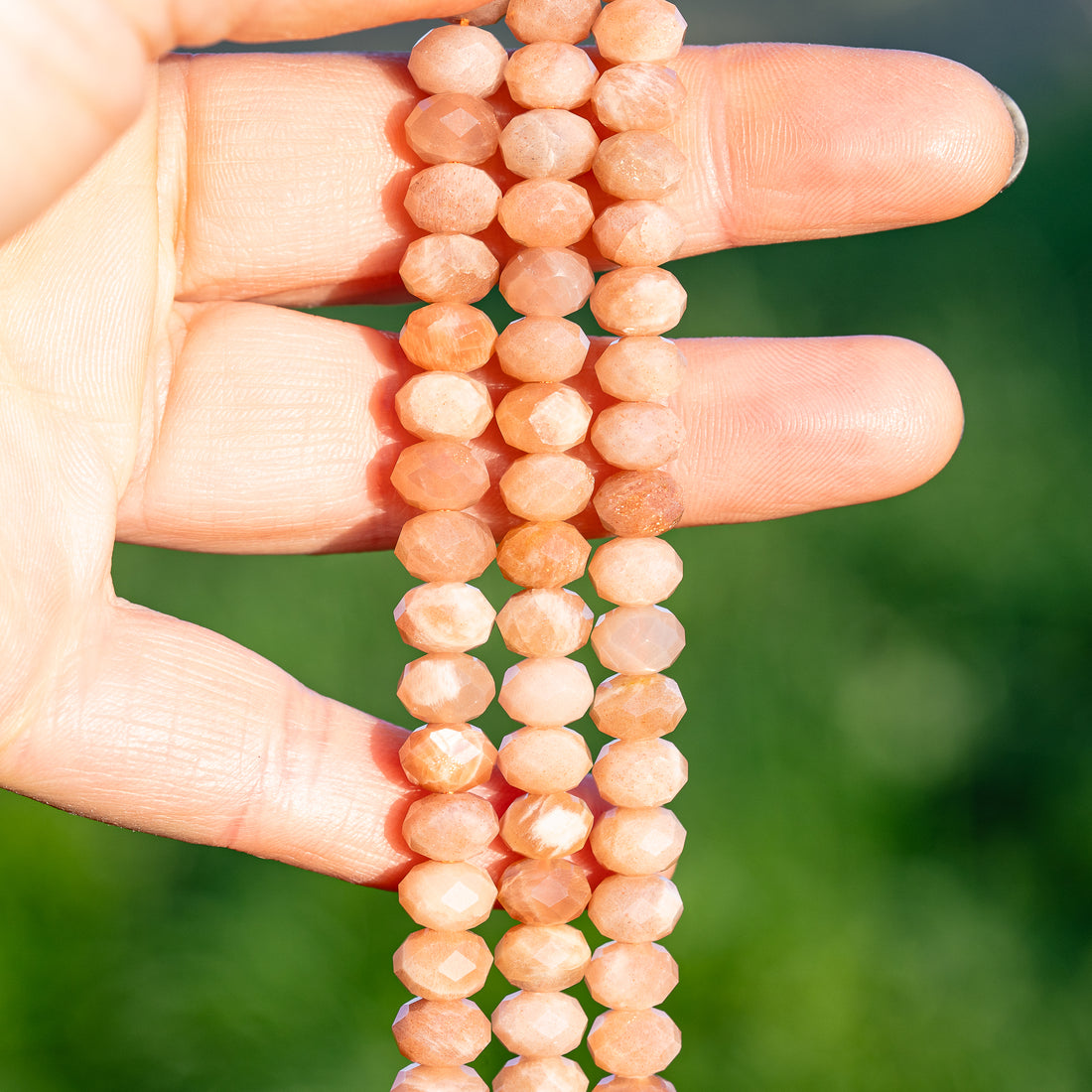 Perles rondelles facettes de Pierre de lune rose solaire de env 8 x 5,5  mm ( 1/2 rang de env 33/34 perles )