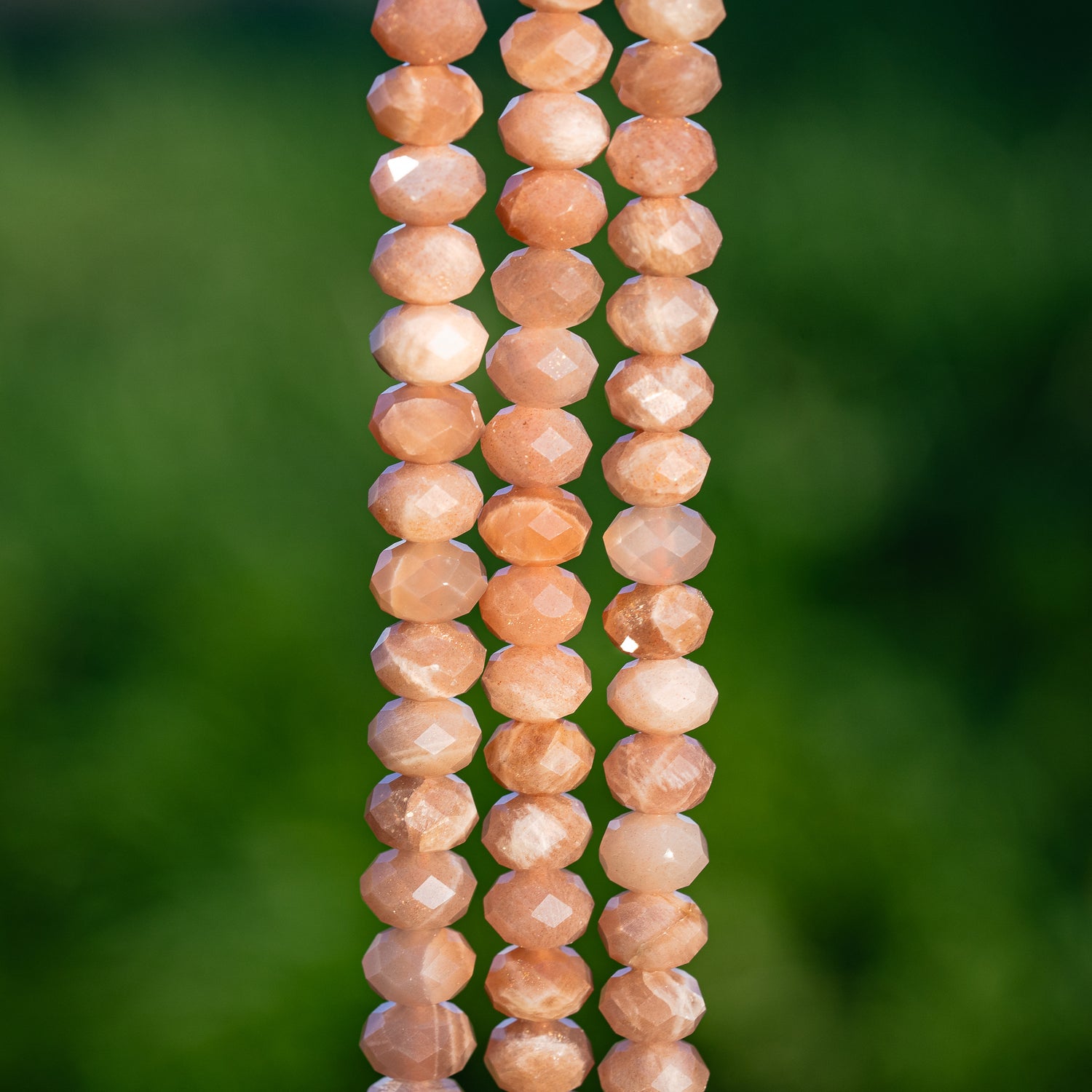 Perles rondelles facettes de Pierre de lune rose solaire de env 8 x 5,5  mm ( 1/2 rang de env 33/34 perles )