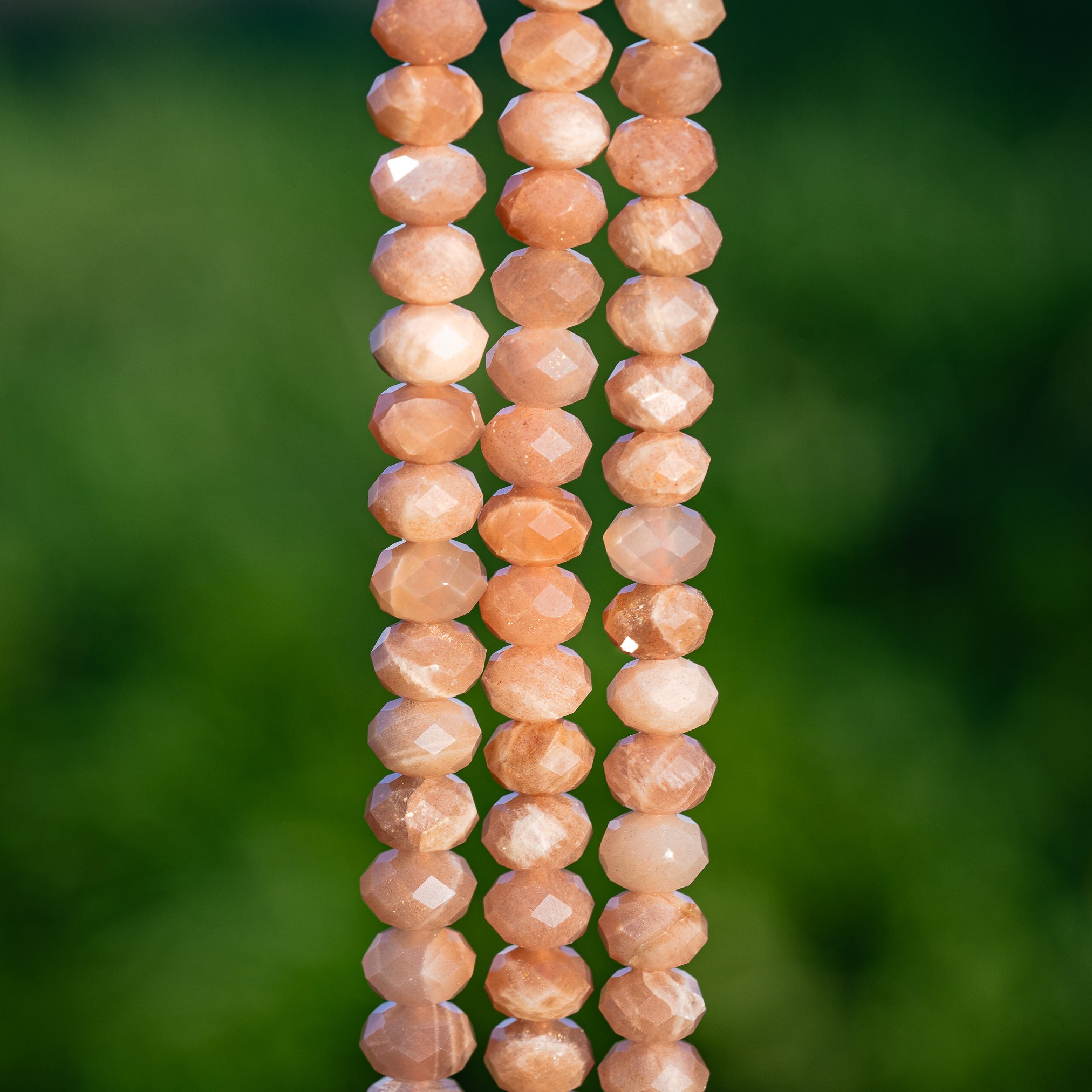 Perles rondelles facettes de Pierre de lune rose solaire de env 8 x 5,5  mm ( 1/2 rang de env 33/34 perles )