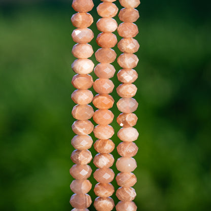 Perles rondelles facettes de Pierre de lune rose solaire de env 8 x 5,5  mm ( 1/2 rang de env 33/34 perles )