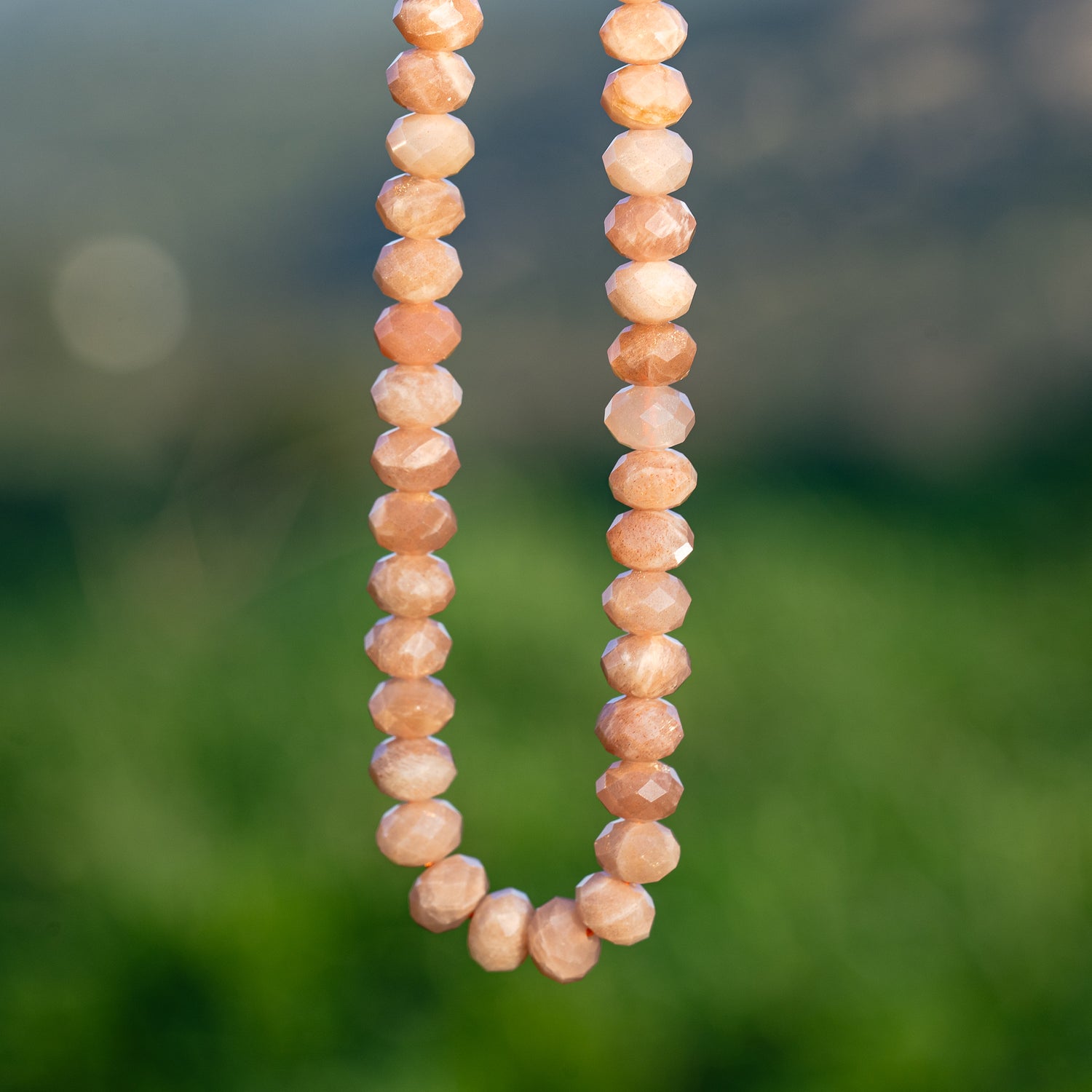 Perles rondelles facettes de Pierre de lune rose solaire de env 8 x 5,5  mm ( 1/2 rang de env 33/34 perles )