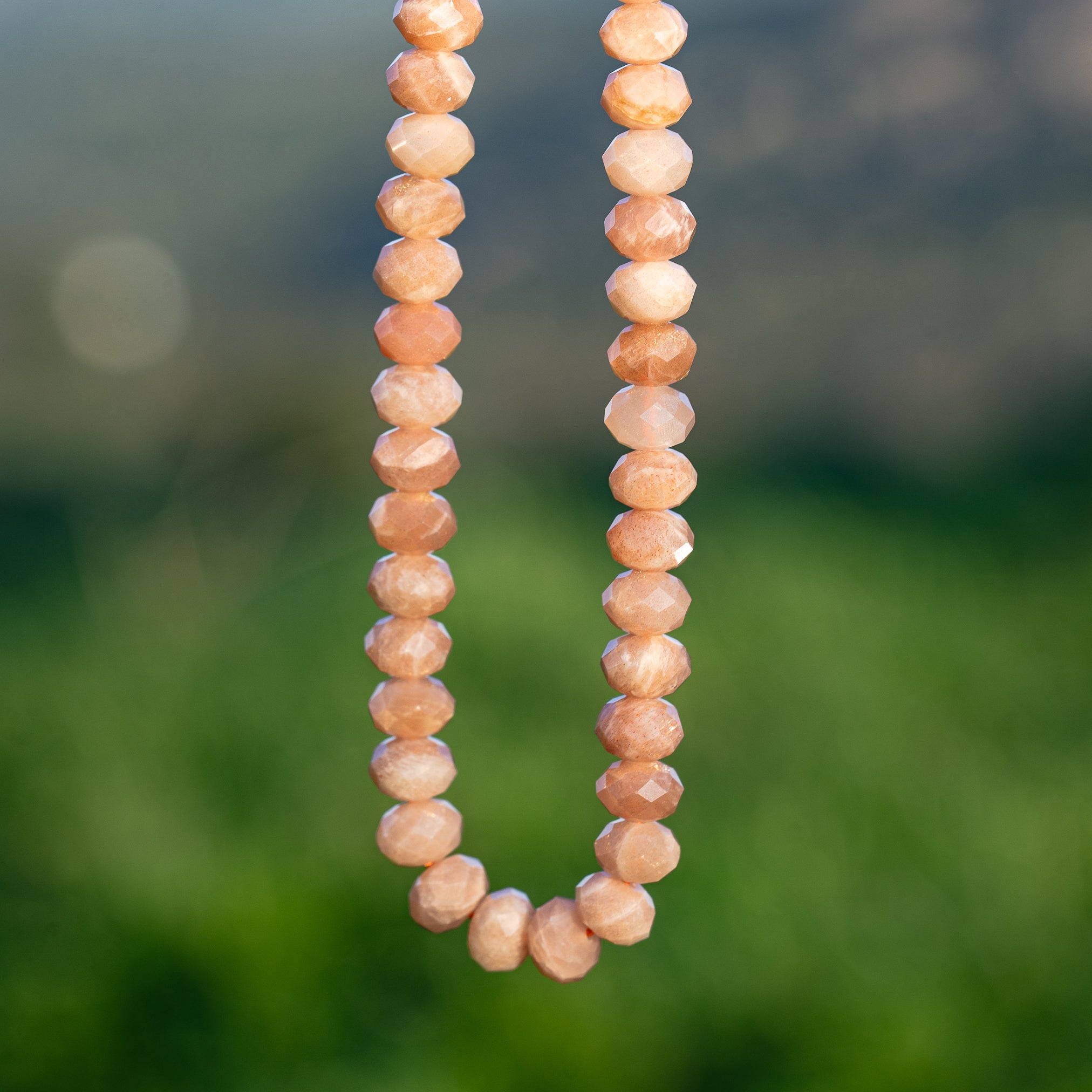 Perles rondelles facettes de Pierre de lune rose solaire de env 8 x 5,5  mm ( 1/2 rang de env 33/34 perles )