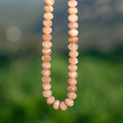 Perles rondelles facettes de Pierre de lune rose solaire de env 8 x 5,5  mm ( 1/2 rang de env 33/34 perles )