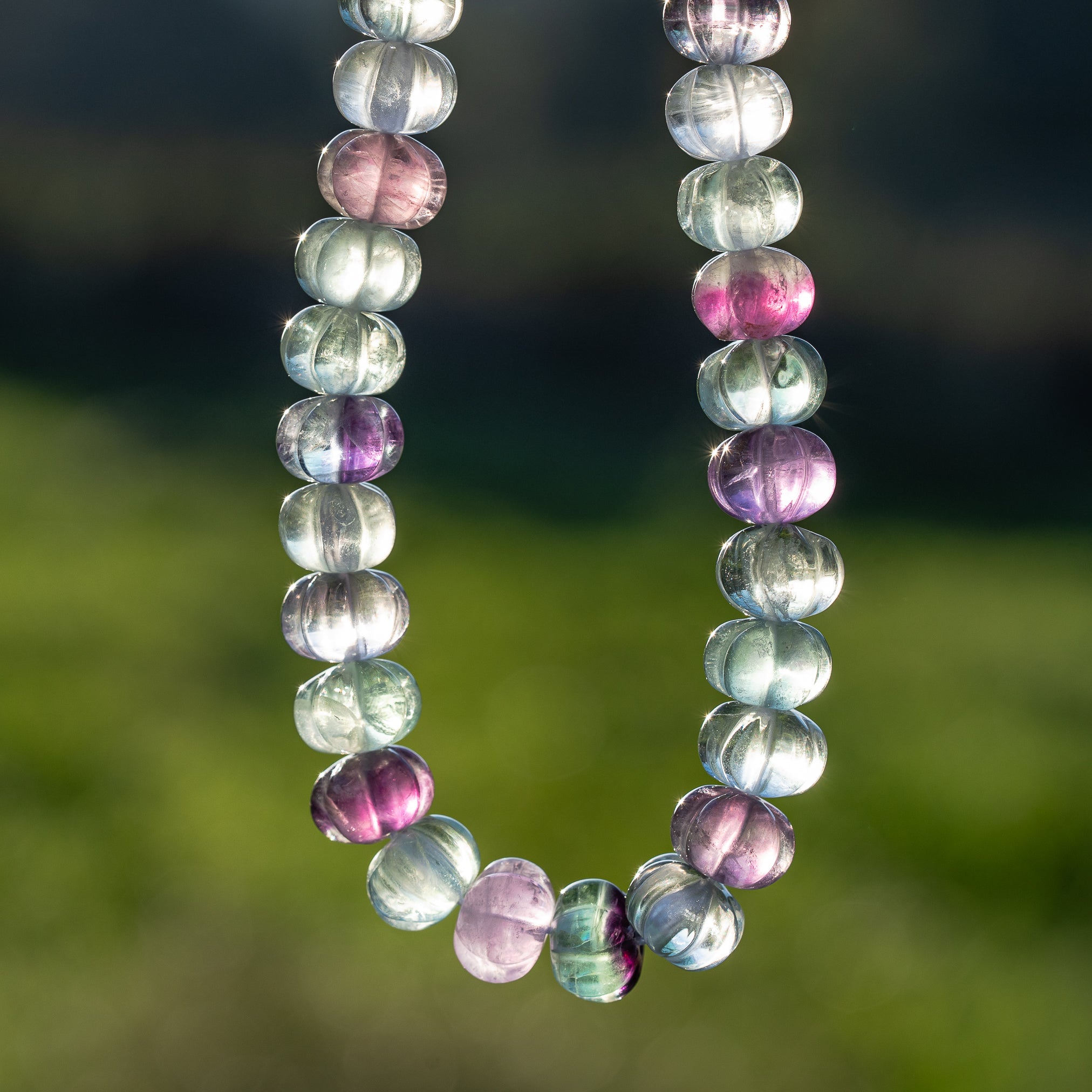 Rang complet de 39 cm et 46 perles sculptées " citrouilles " de Fluorite de env 11 x 8,5 mm