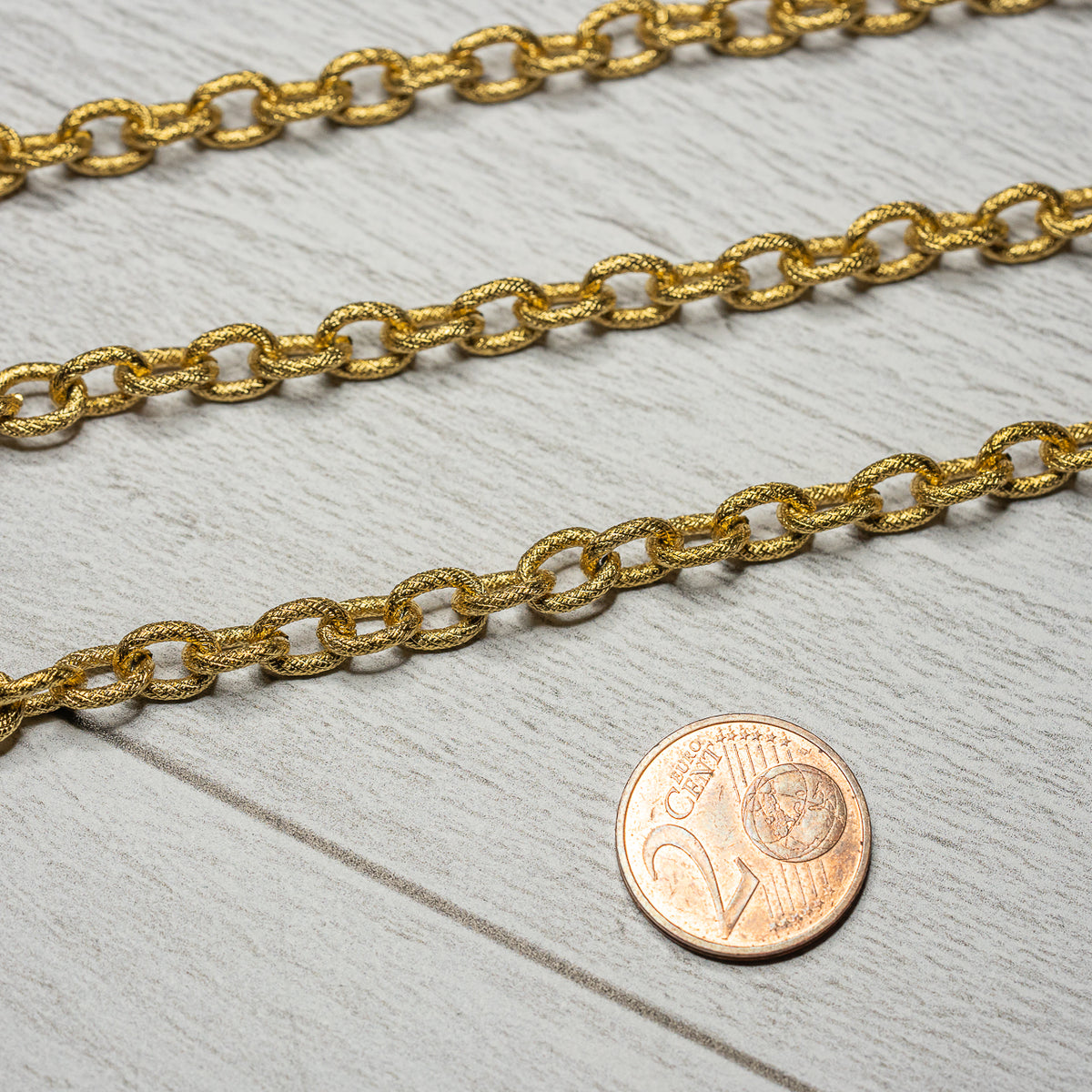 Chaine fantaisie texturée en acier inoxydable plaqué or 18k de 8 x 6 mm ( par 50 cm )
