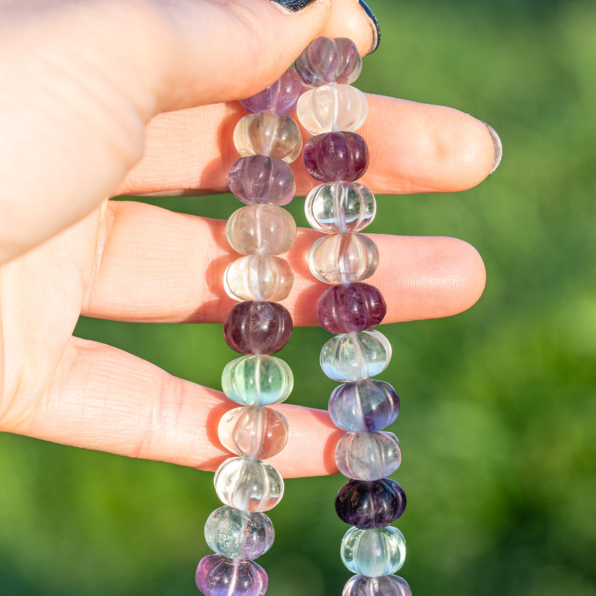 Rang complet de 39 cm et 46 perles sculptées " citrouilles " de Fluorite de env 11 x 8,5 mm