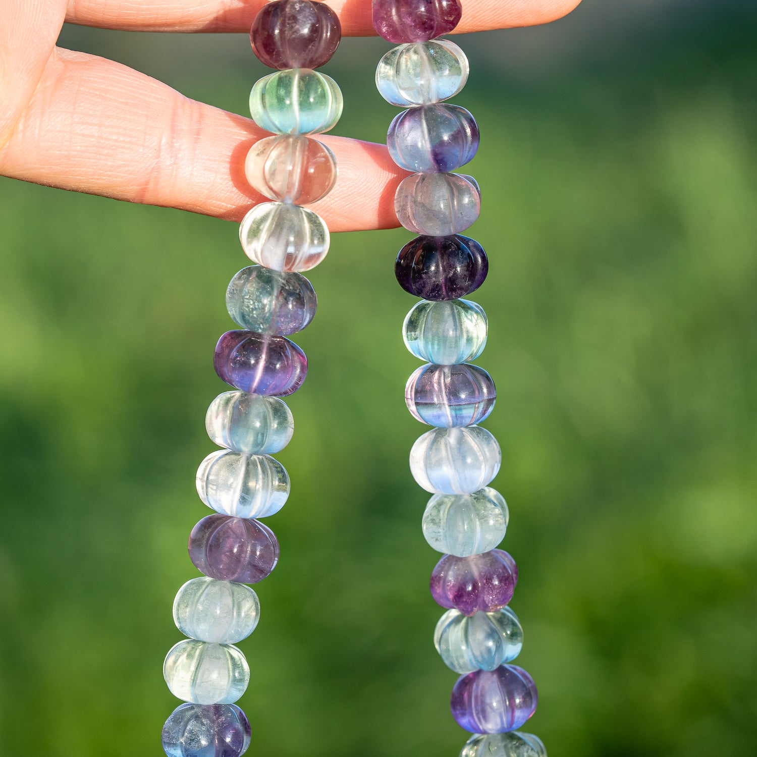 Rang complet de 39 cm et 46 perles sculptées " citrouilles " de Fluorite de env 11 x 8,5 mm