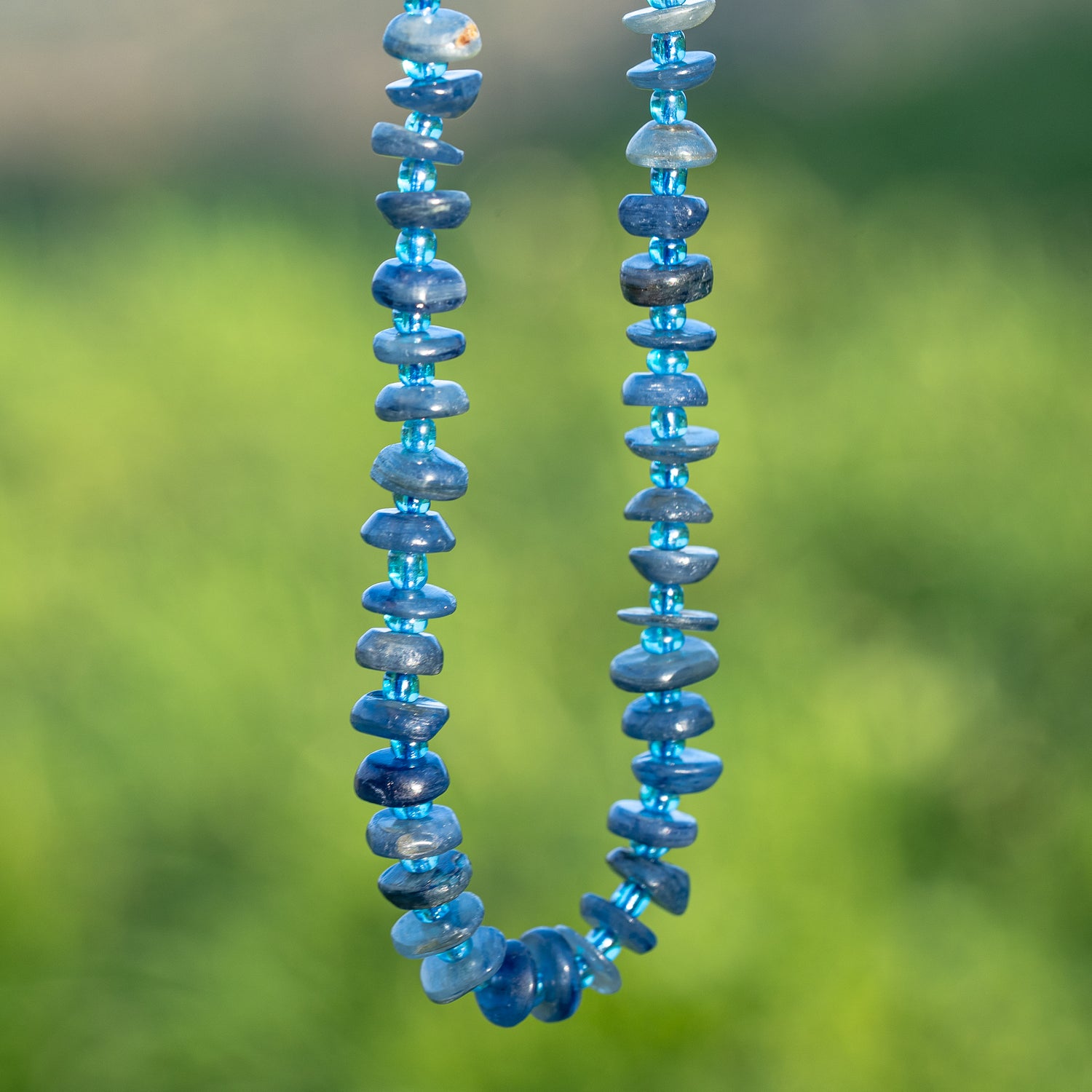 Perles pépites de Cyanite de env 7,5 mm ( rang de env 88 perles )