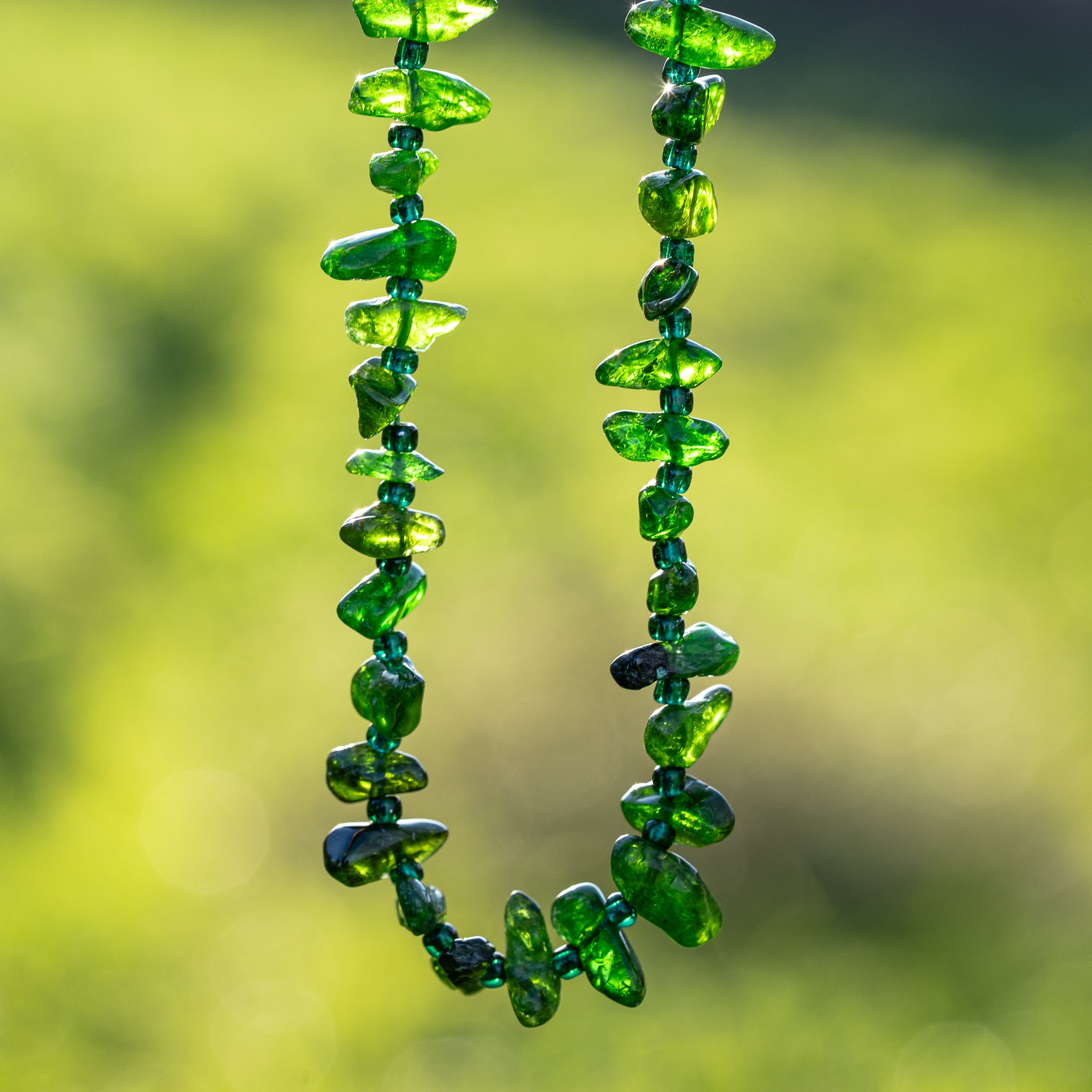 Perles pépites " puce " de Diopside chrome de env 11/14 mm ( 1/2 rang de env 28 perles )