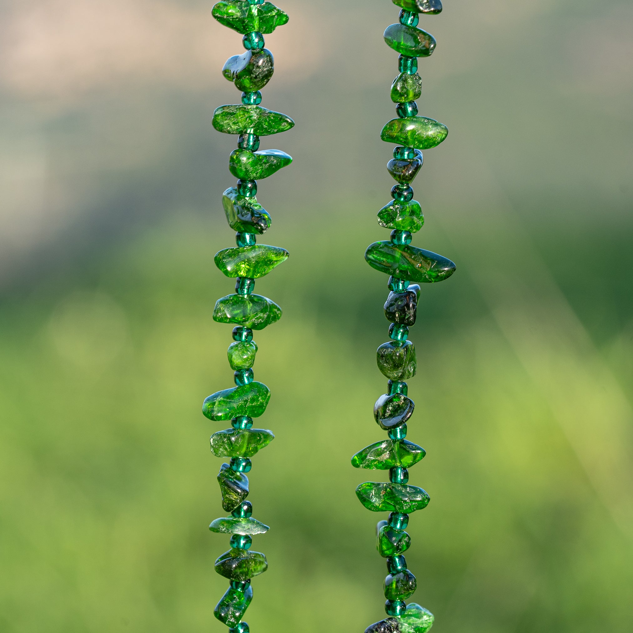 Perles pépites " puce " de Diopside chrome de env 11/14 mm ( 1/2 rang de env 28 perles )