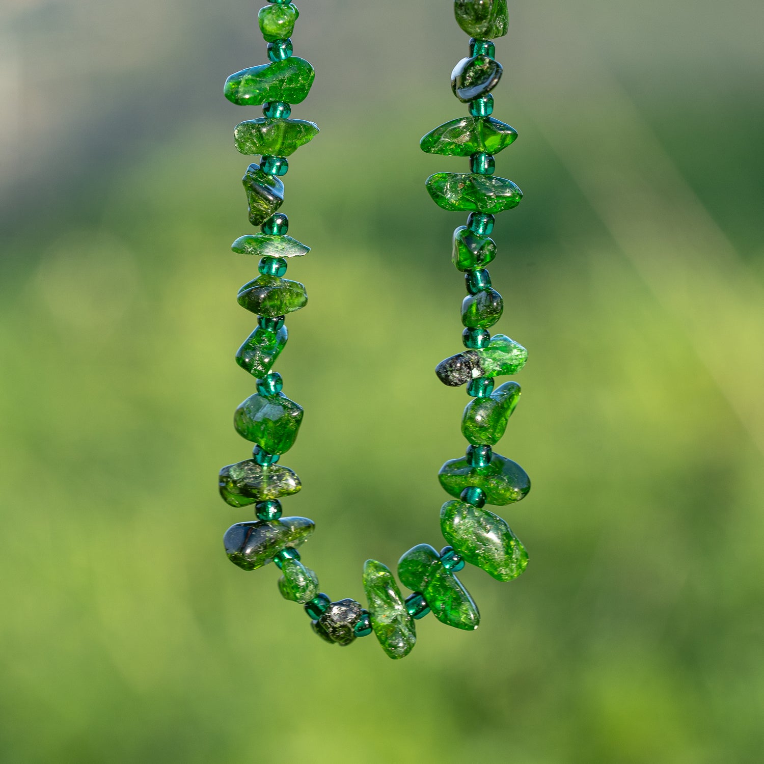 Perles pépites " puce " de Diopside chrome de env 11/14 mm ( 1/2 rang de env 28 perles )