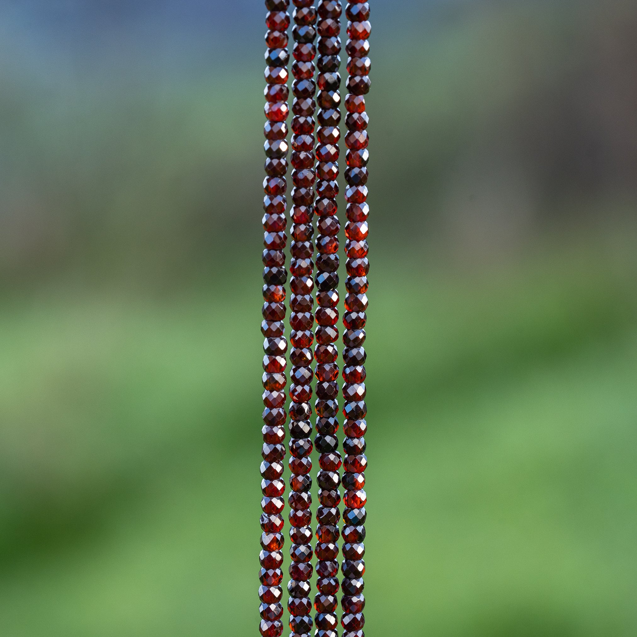 Perles rondelles facettes de zirconium couleur grenat de 3 x 2 mm ( 1/2 rang de env 80 perles )