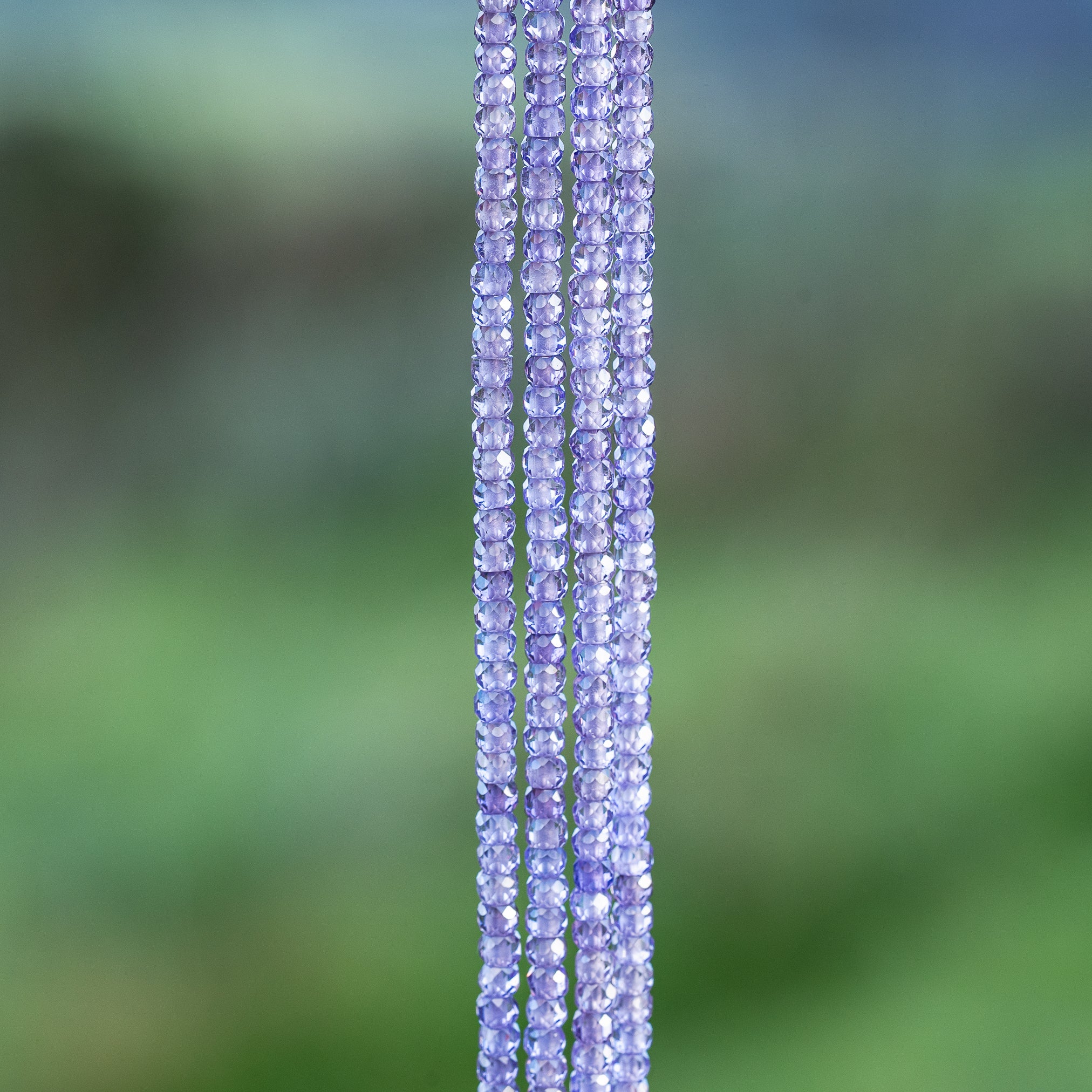 Perles rondelles facettes de zirconium lilas de 3 x 2 mm ( 1/2 rang de env 80 perles )