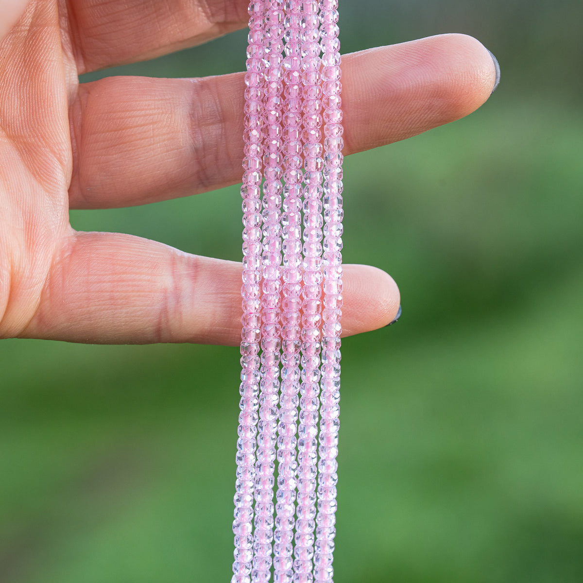 Perles rondelles facettes de zirconium rose clair de 3 x 2 mm ( 1/2 rang de env 80 perles )