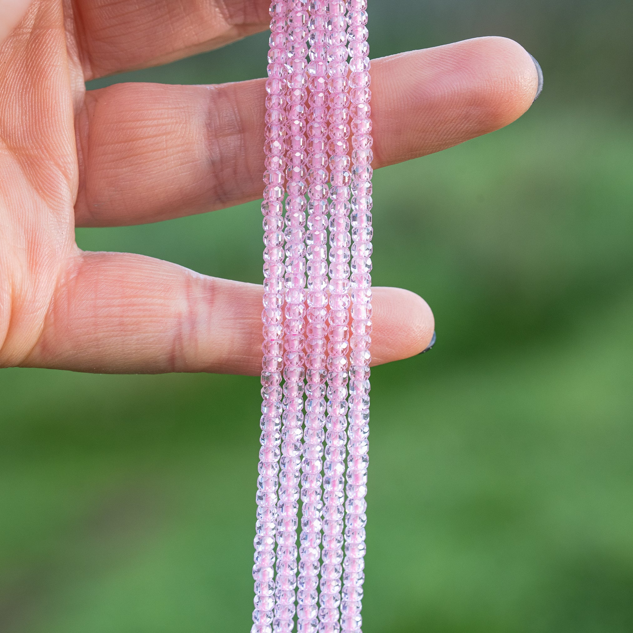 Perles rondelles facettes de zirconium rose clair de 3 x 2 mm ( 1/2 rang de env 80 perles )