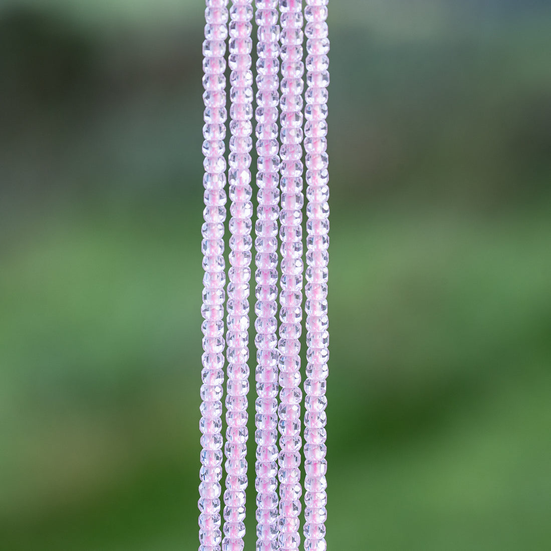 Perles rondelles facettes de zirconium rose clair de 3 x 2 mm ( 1/2 rang de env 80 perles )