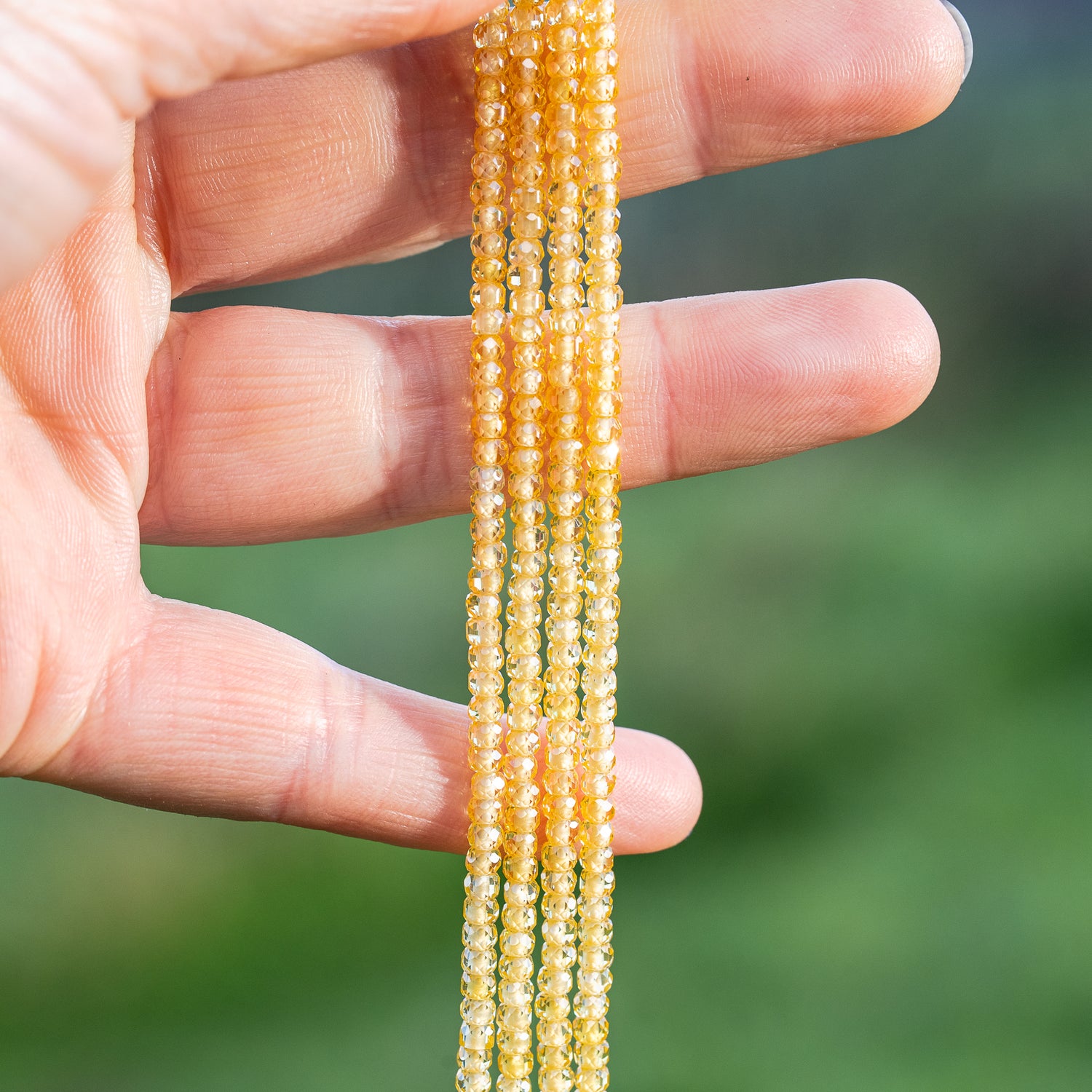 Perles rondelles facettes de zirconium jaune doré de 3 x 2 mm ( 1/2 rang de env 80 perles )