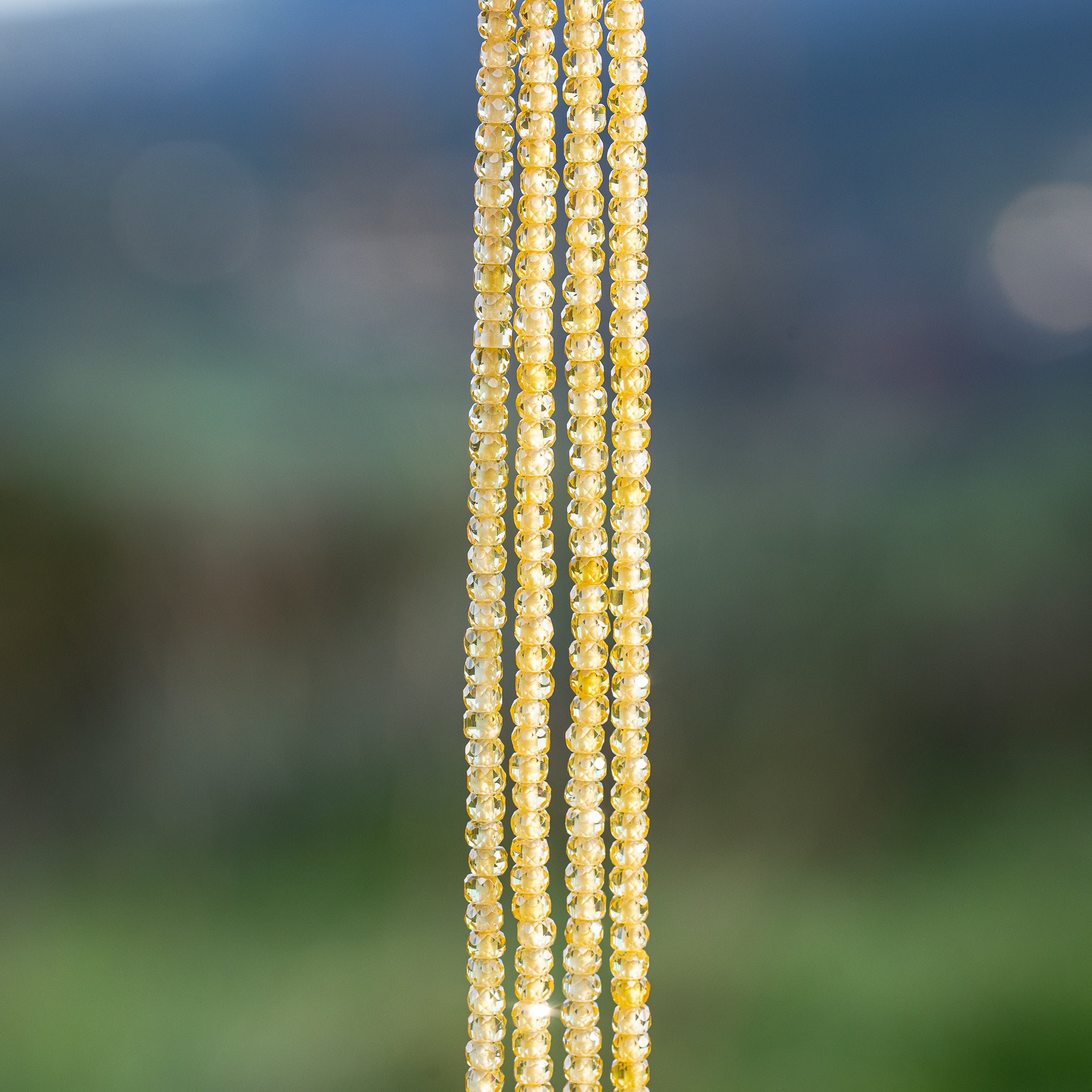 Perles rondelles facettes de zirconium jaune doré de 3 x 2 mm ( 1/2 rang de env 80 perles )