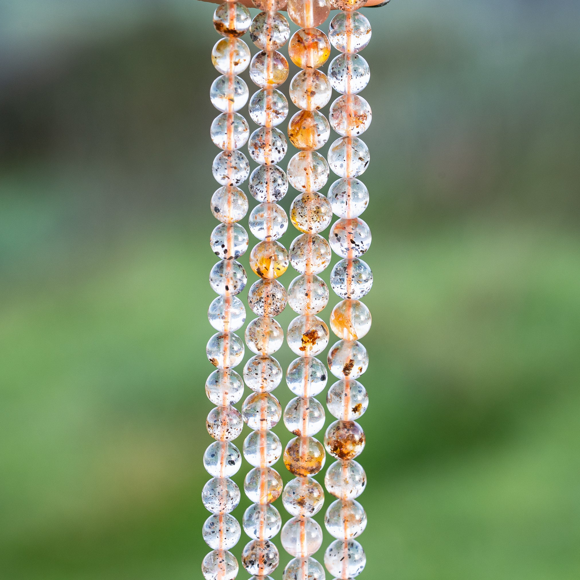 Perles rondes lisses de Quartz à inclusions de 6/7 mm ( par 1/2 rang )