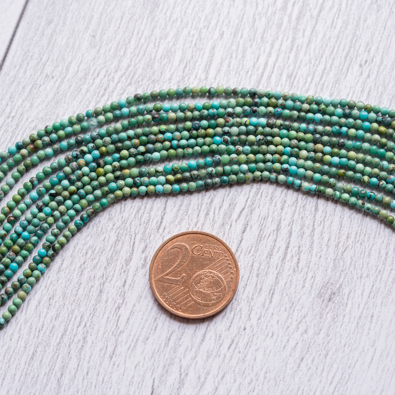 Perles rondes lisses de Turquoise naturelle de 2 mm ( rang de env 190 perles )