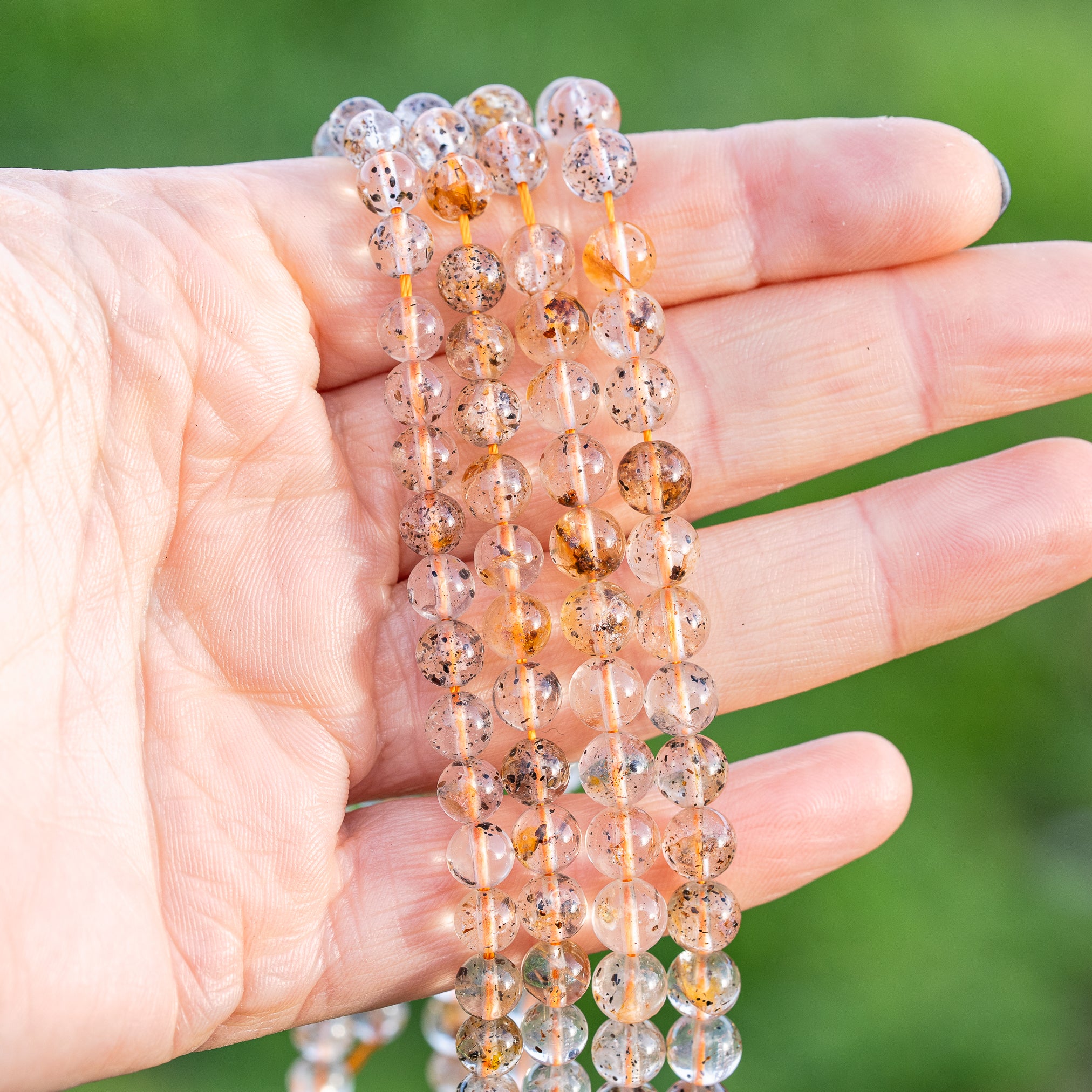 Perles rondes lisses de Quartz à inclusions de 6/7 mm ( par 1/2 rang )