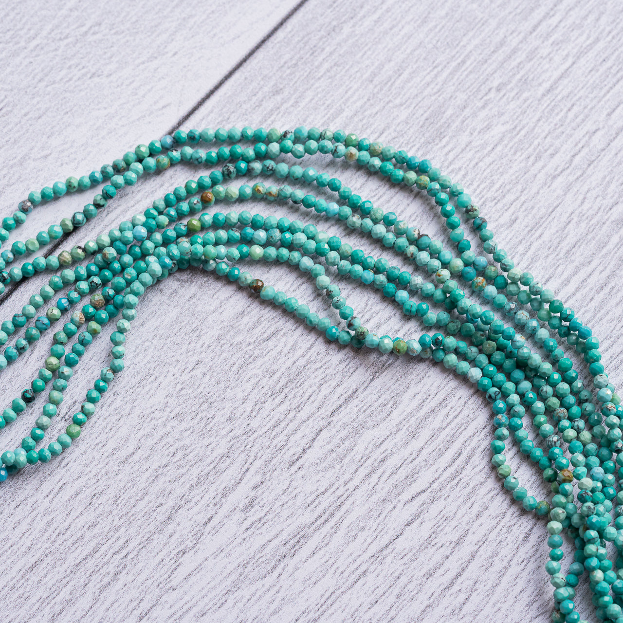 Perles rondes facettes de Turquoise naturelle de 2 mm ( rang de env 190 perles )