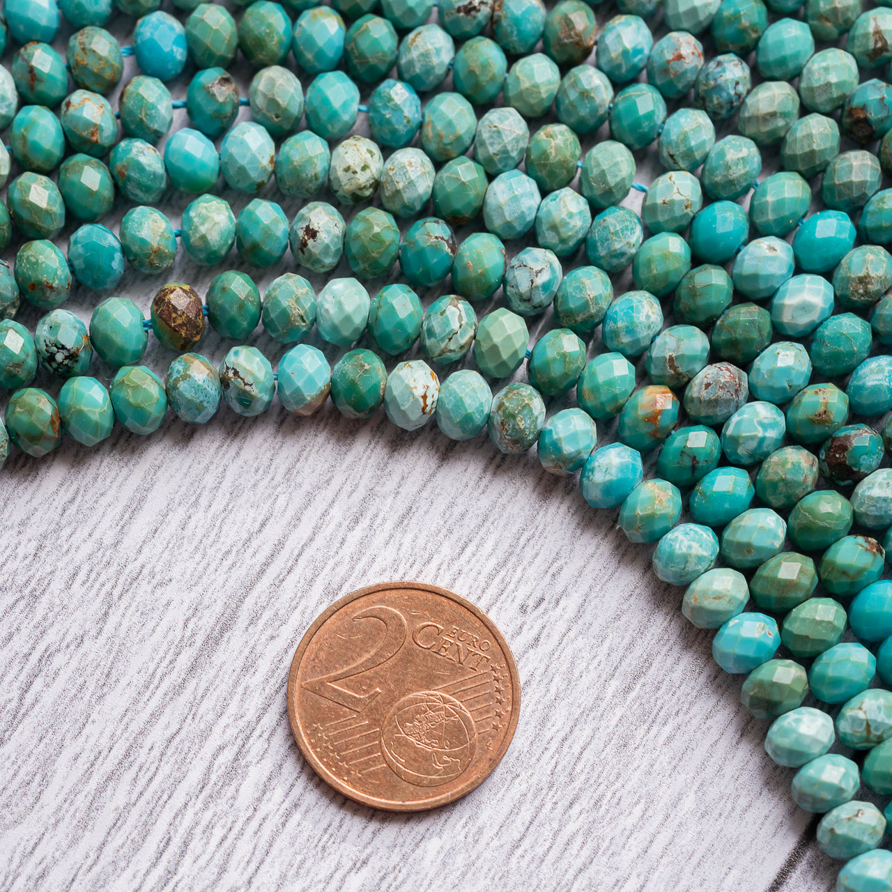 Perles rondelles facettes de Turquoise naturelle de 6 x 4 mm ( 1/4 de rang de env 22 perles )