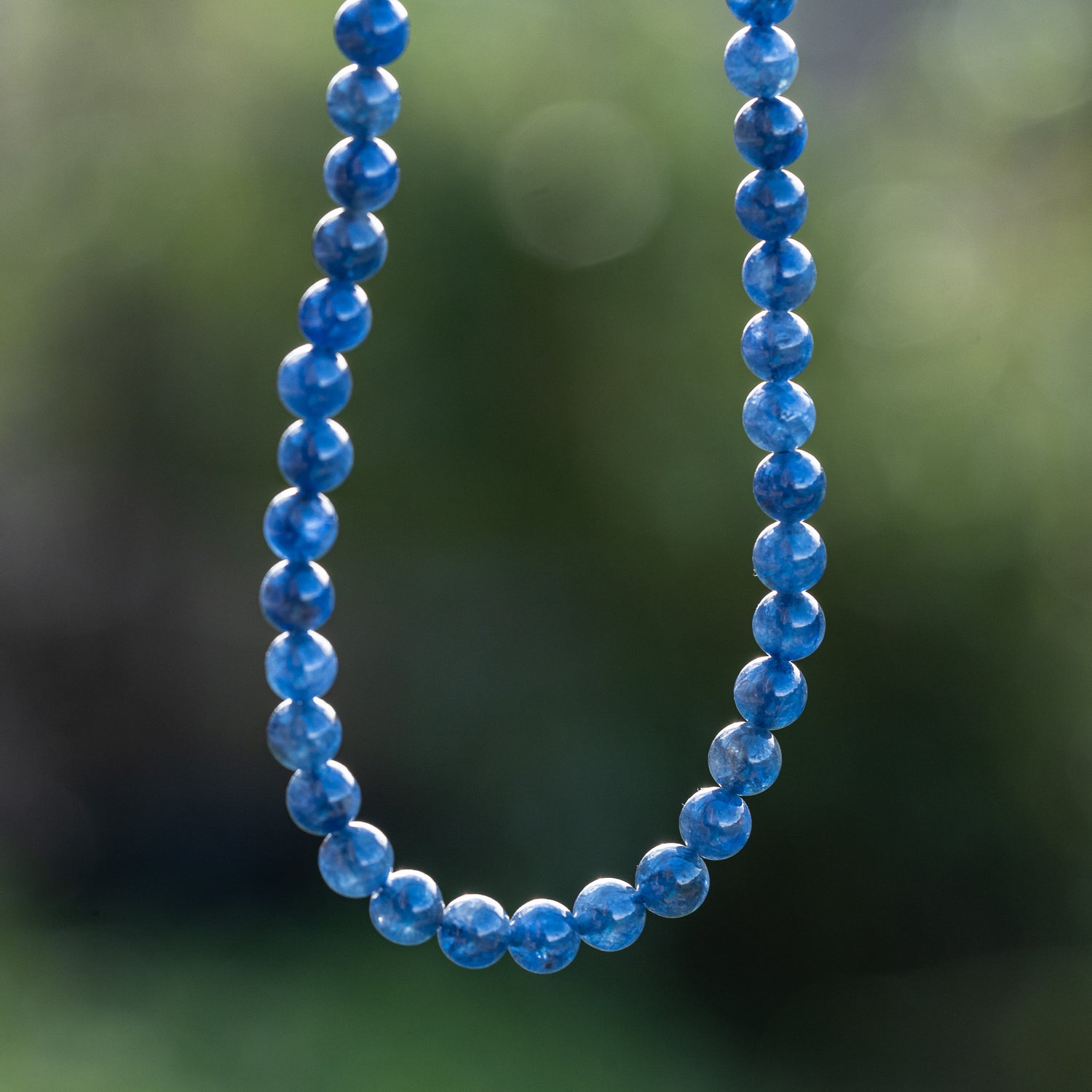 Perles rondes lisses de Saphir bleu de 5,3 mm ( 1/4 de rang de env 19 perles )