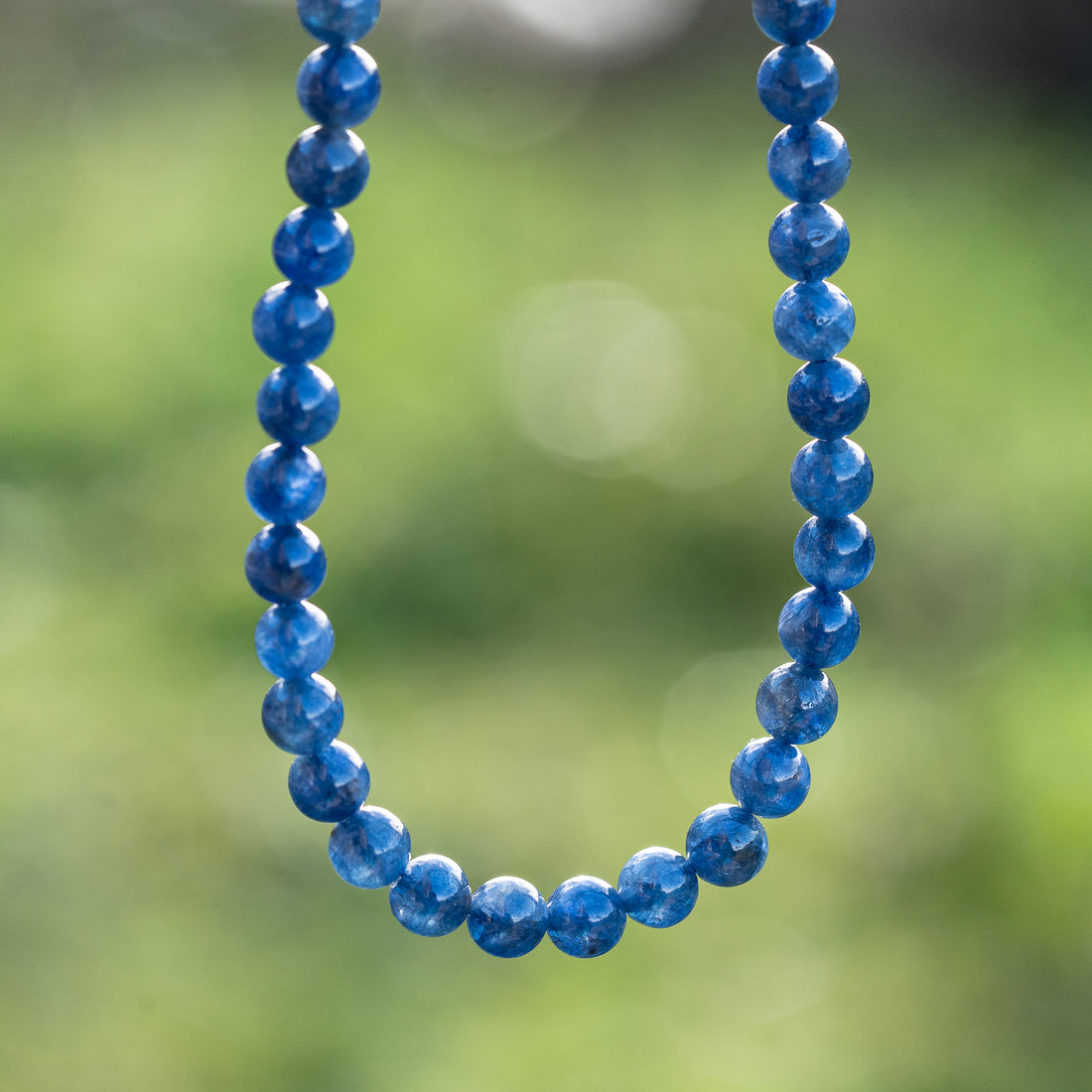 Perles rondes lisses de Saphir bleu de 5,3 mm ( 1/4 de rang de env 19 perles )