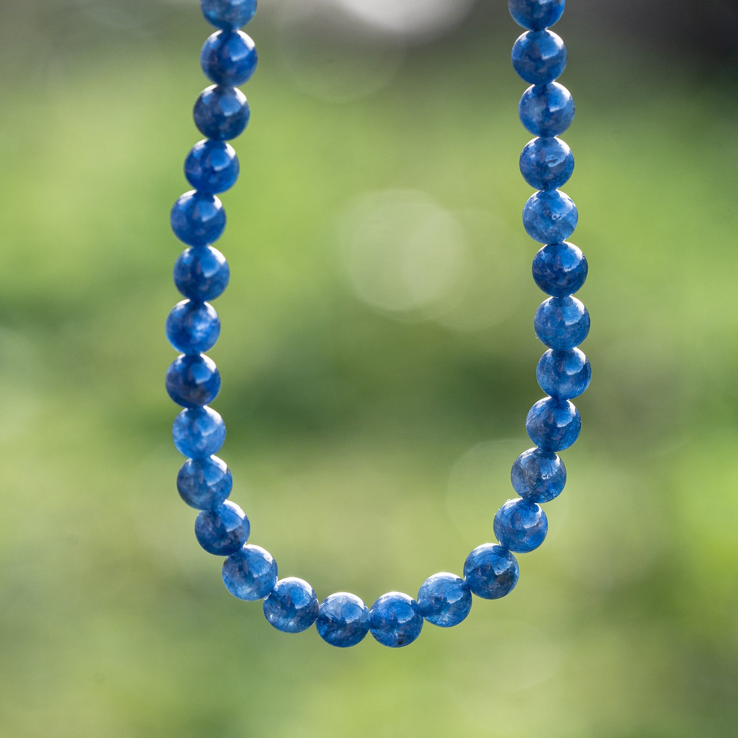 Perles rondes lisses de Saphir bleu de 5,3 mm ( 1/4 de rang de env 19 perles )