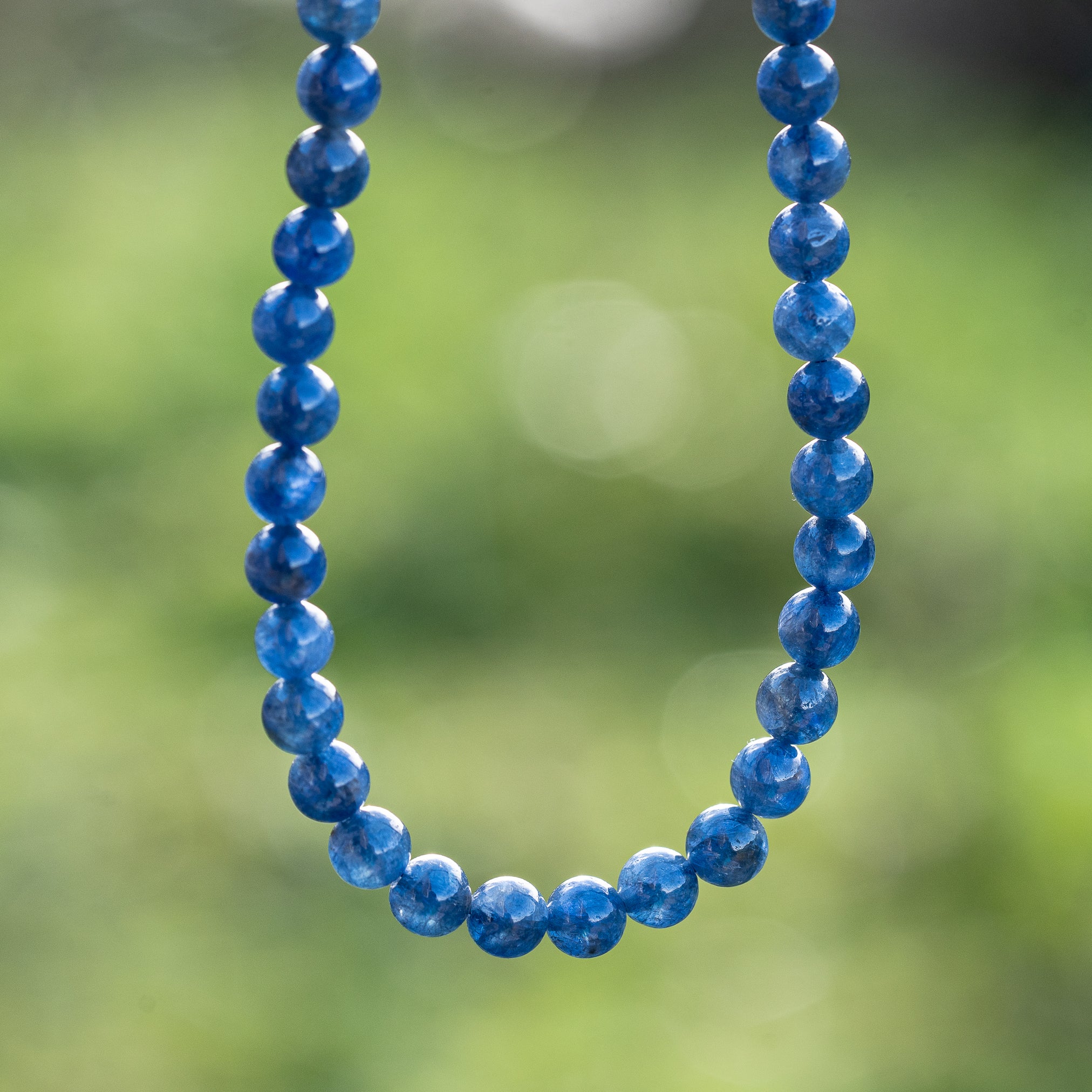 Perles rondes lisses de Saphir bleu de 5,3 mm ( 1/4 de rang de env 19 perles )