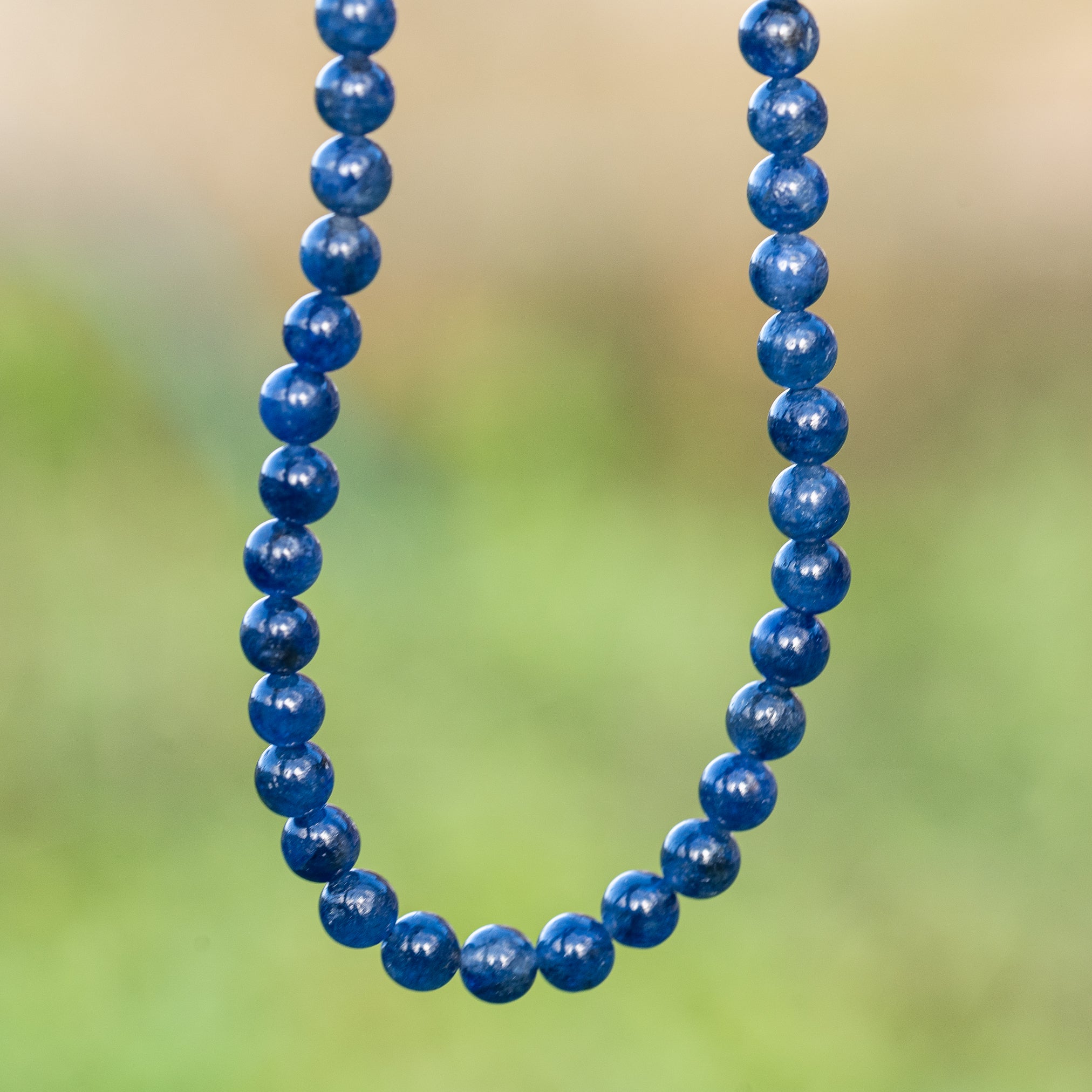 Perles rondes lisses de Saphir bleu de 5,3 mm ( 1/4 de rang de env 19 perles )