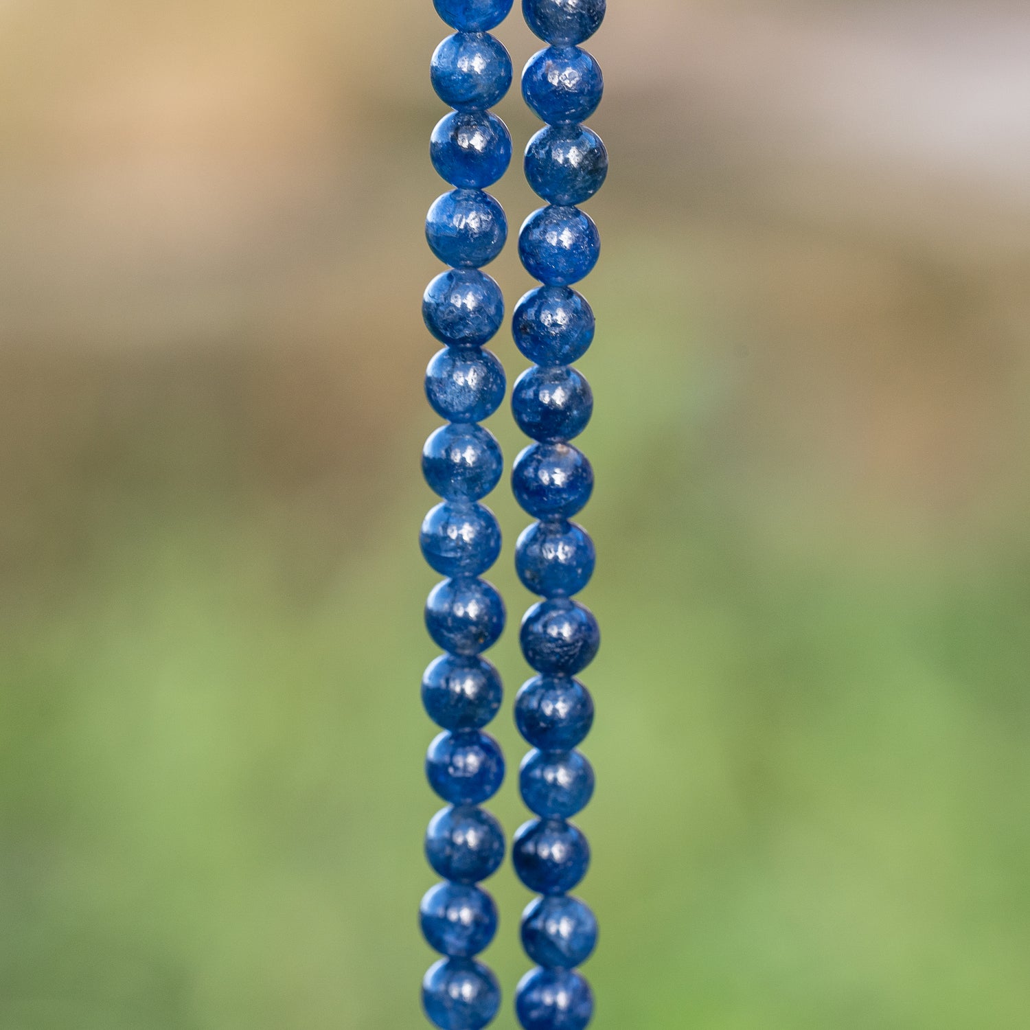 Perles rondes lisses de Saphir bleu de 5,3 mm ( 1/4 de rang de env 19 perles )