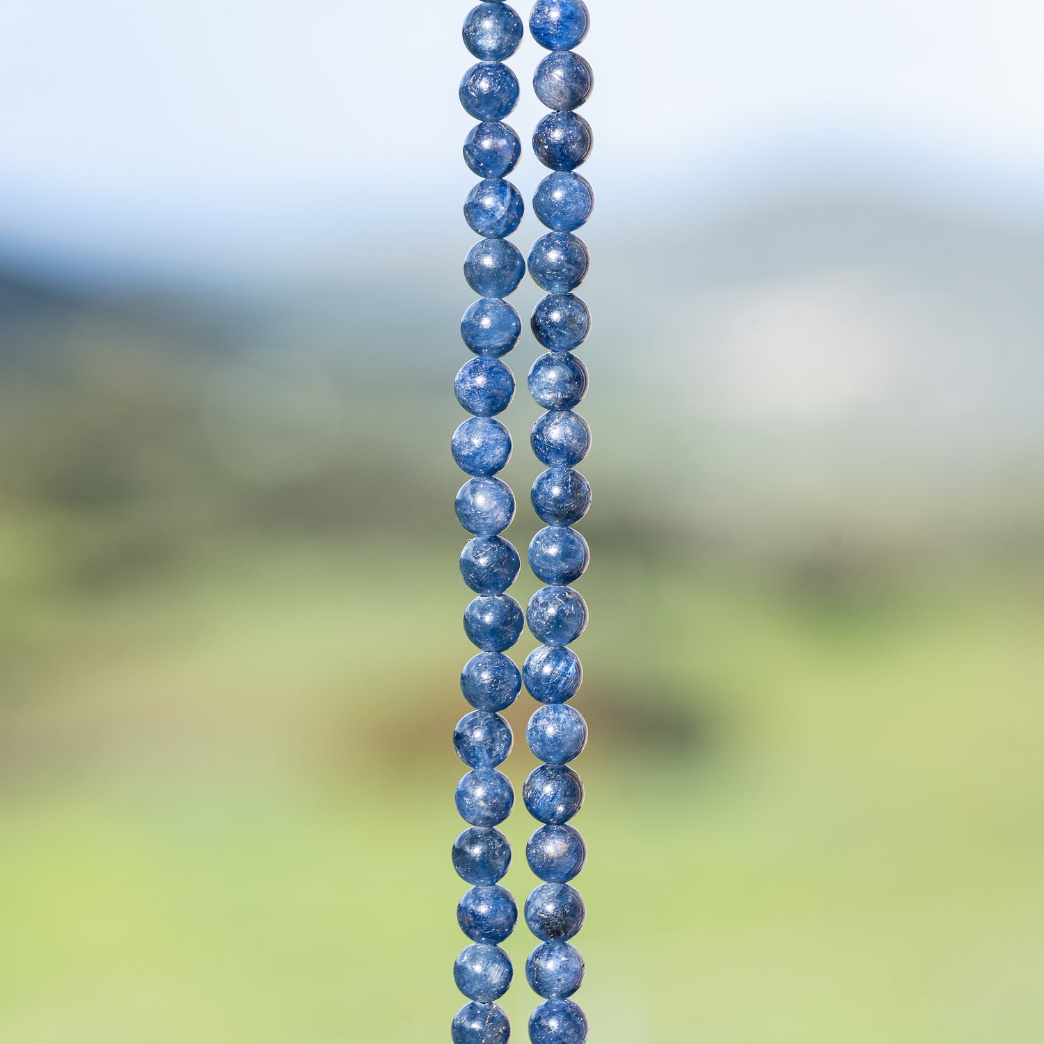 Perles rondes lisses de Saphir bleu de 5,3 mm ( 1/4 de rang de env 19 perles )