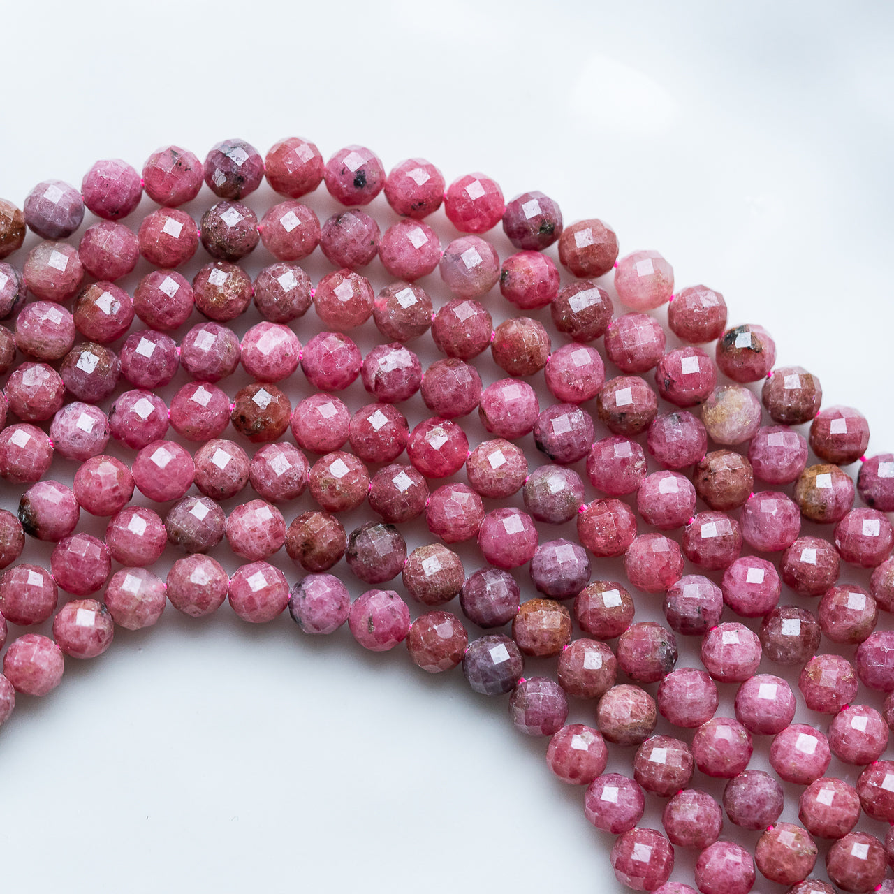 Perles rondes facettes de Rhodonite grade AA de 6 mm ( 1/2 rang de env 30 perles )