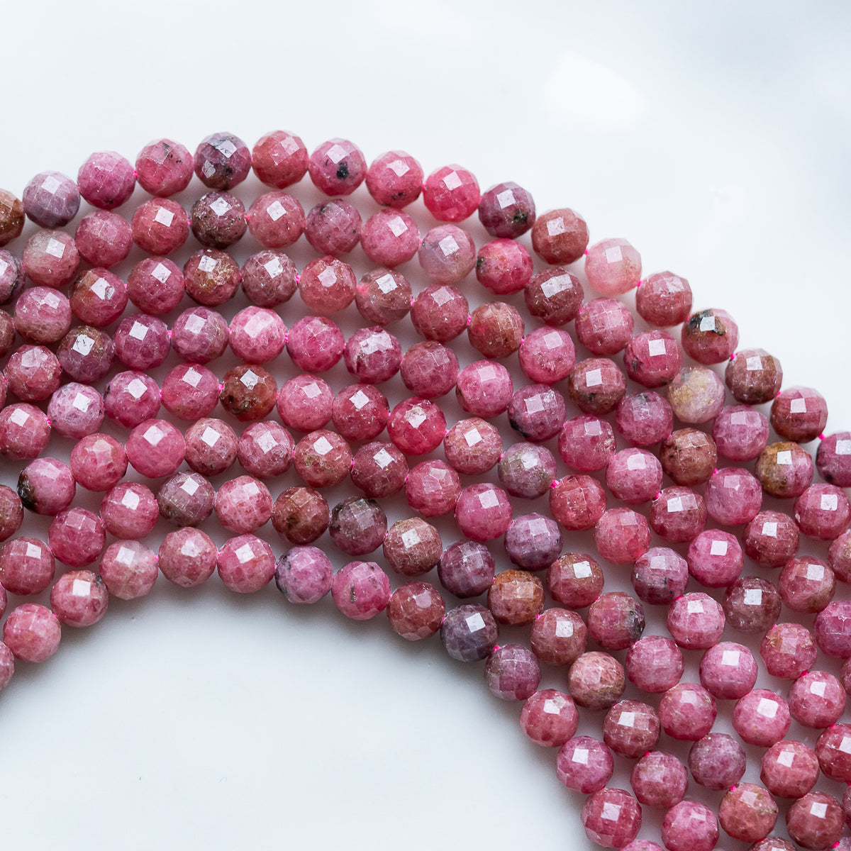 Perles rondes facettes de Rhodonite de 6 mm ( 1/2 rang de env 34 perles )