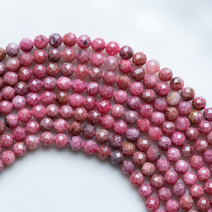 Perles rondes facettes de Rhodonite de 6 mm ( 1/2 rang de env 34 perles )