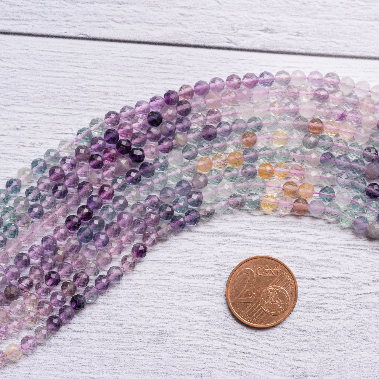 Perles rondes facettes de Fluorite multicolore de 4 mm ( rang de env 92 perles )