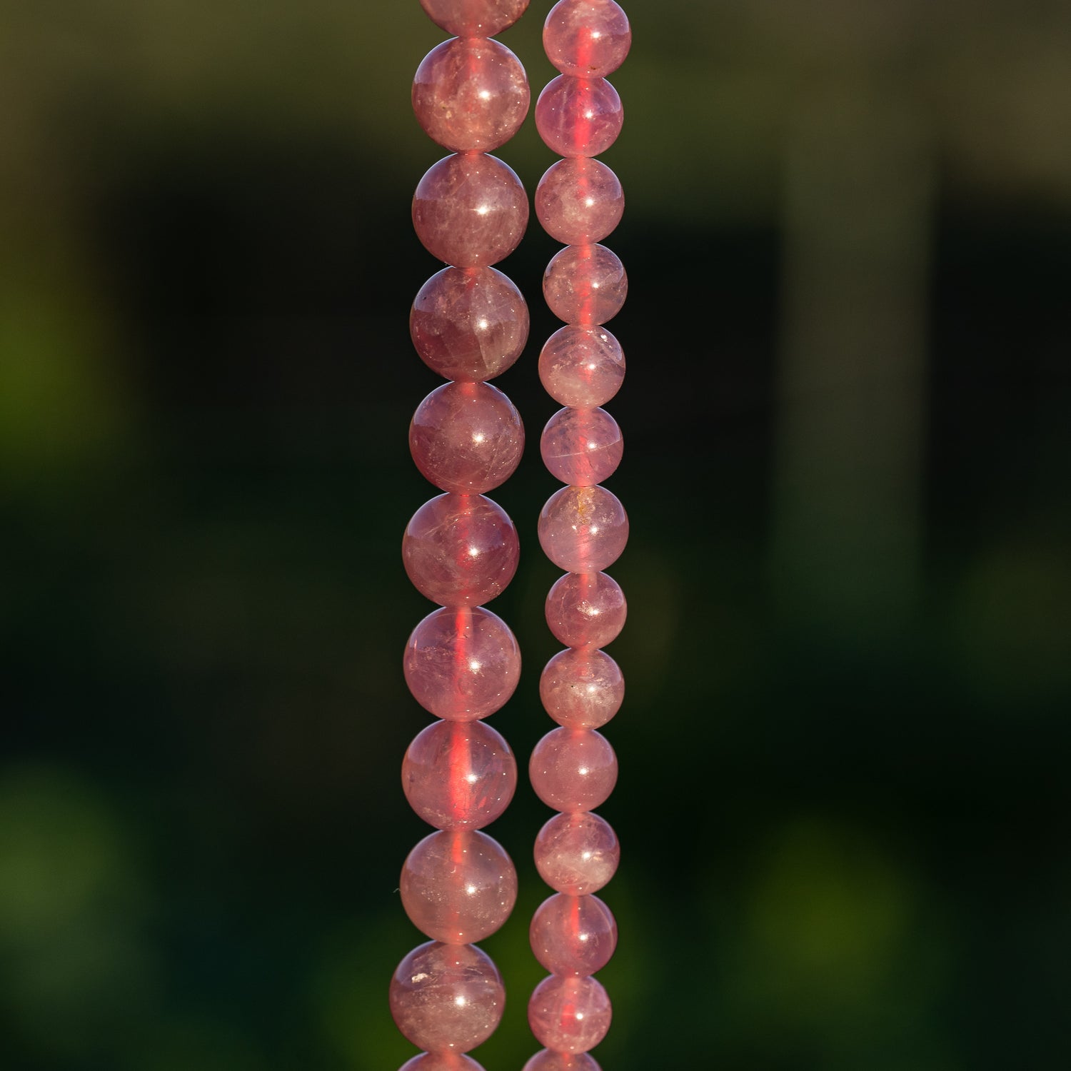 Perles rondes lisses de Quartz rose intense Madagascar de 6,5/8,5 mm ( 1/2 rang de 32/23 perles )