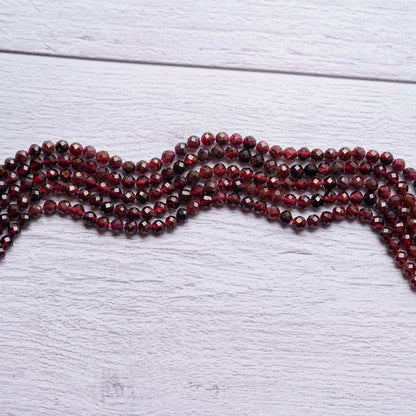 Perles rondes facettes de Grenat almandin de 3,5/3,8 mm ( rang ou 1/2 rang )
