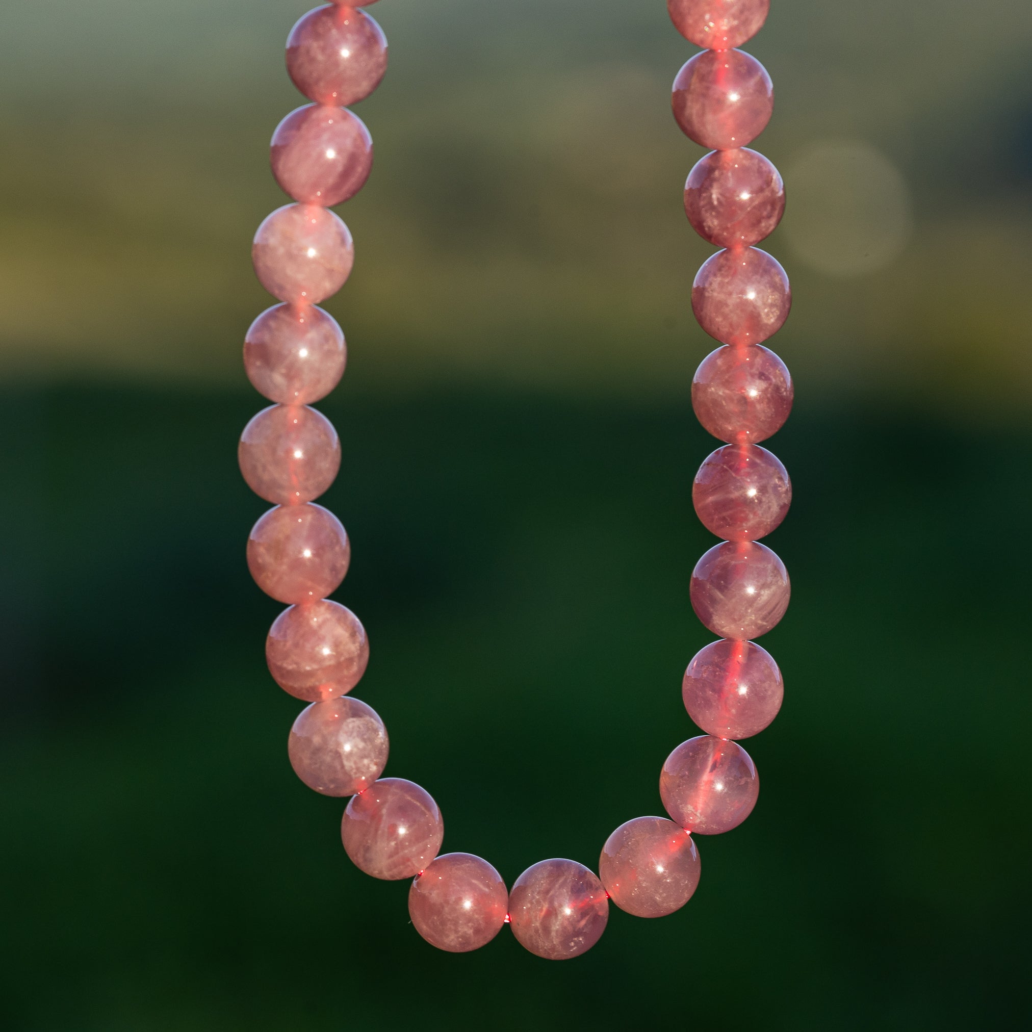 Perles rondes lisses de Quartz rose intense Madagascar de 6,5/8,5 mm ( 1/2 rang de 32/23 perles )