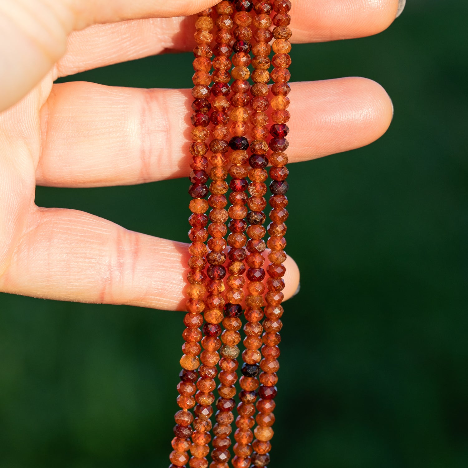 Perles rondelles facettes de Grenat hessonite de 3,8 mm ( rang de env 140 perles )