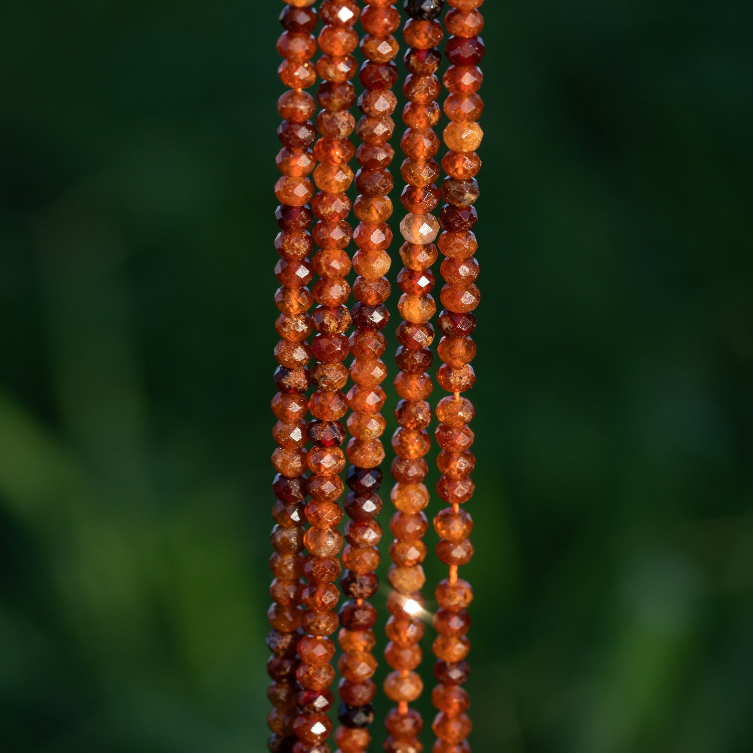 Perles rondelles facettes de Grenat hessonite de 3,8 mm ( rang de env 140 perles )