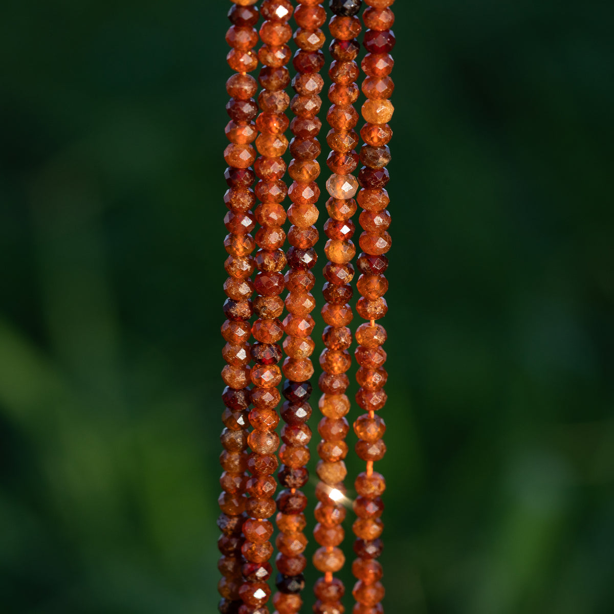 Perles rondelles facettes de Grenat hessonite de 3,8 mm ( rang de env 140 perles )