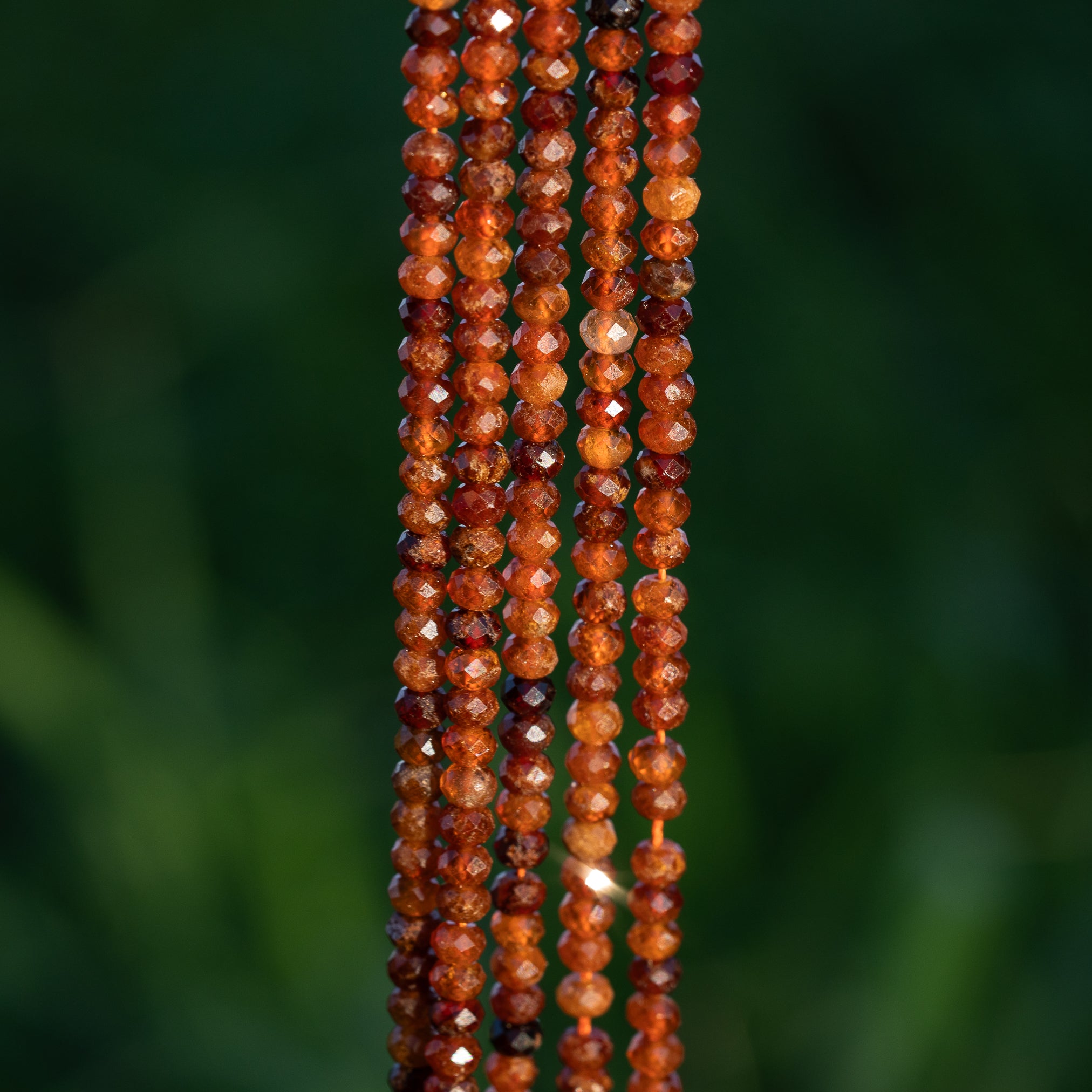 Perles rondelles facettes de Grenat hessonite de 3,8 mm ( rang de env 140 perles )