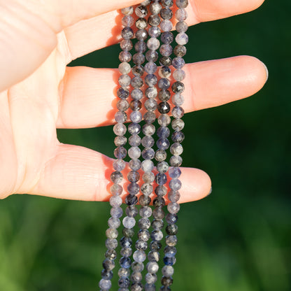 Perles rondes facettes de Iolite de 4,5 mm ( rang de env 96 perles )