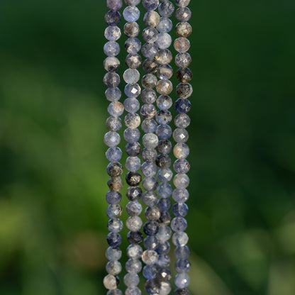 Perles rondes facettes de Iolite de 4,5 mm ( rang de env 96 perles )