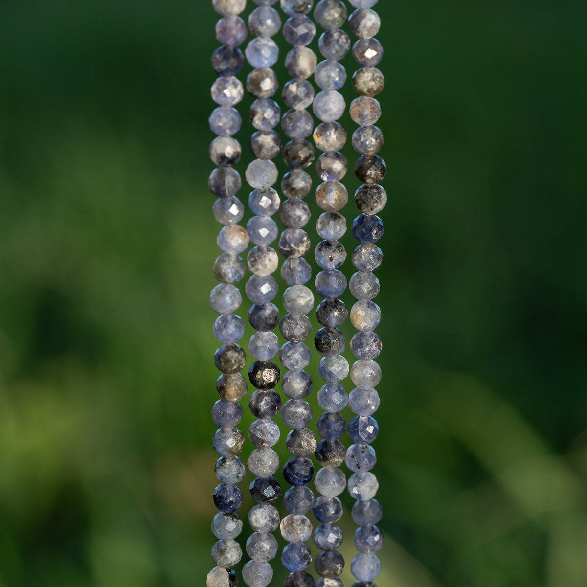 Perles rondes facettes de Iolite de 4,5 mm ( rang de env 96 perles )